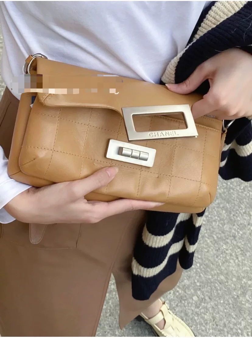 Chanel Vintage 2.55 Tan Leather Bag — detail