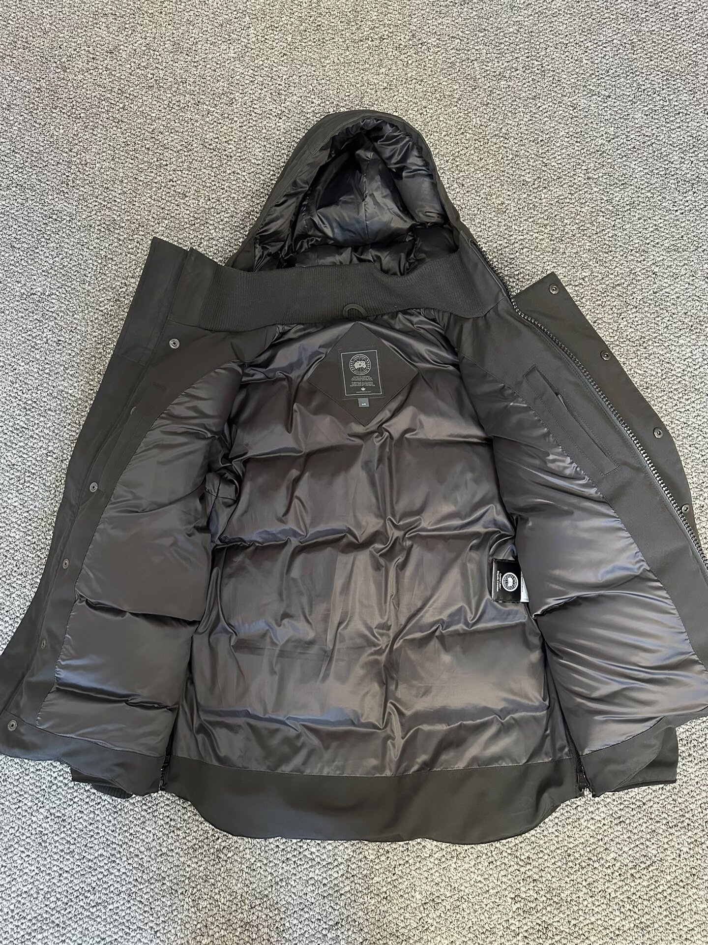 Canada Goose Black Down Jacket L — detail