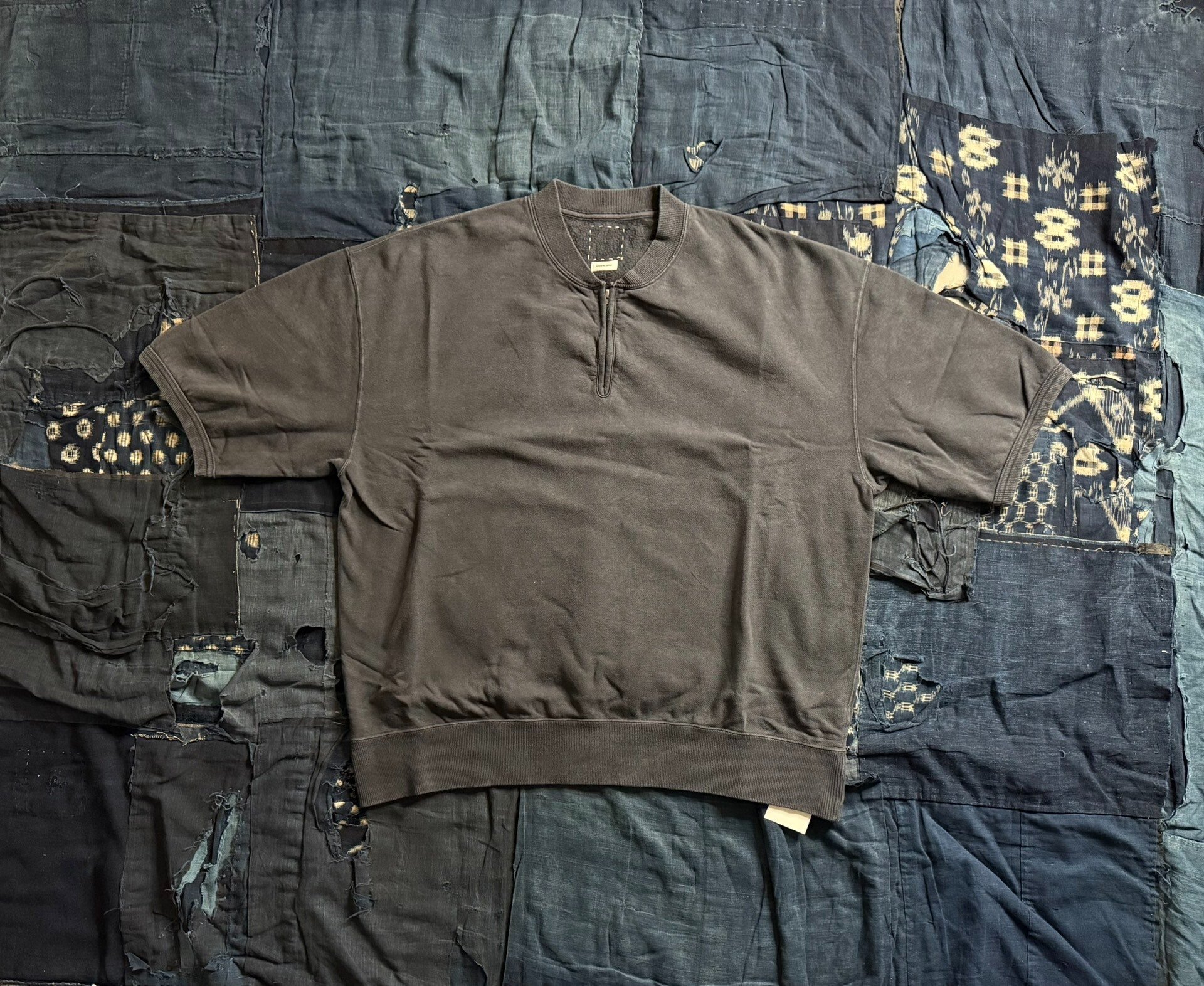 VISVIM 26SS MONDO HENLEY ZIP S/S DMGD