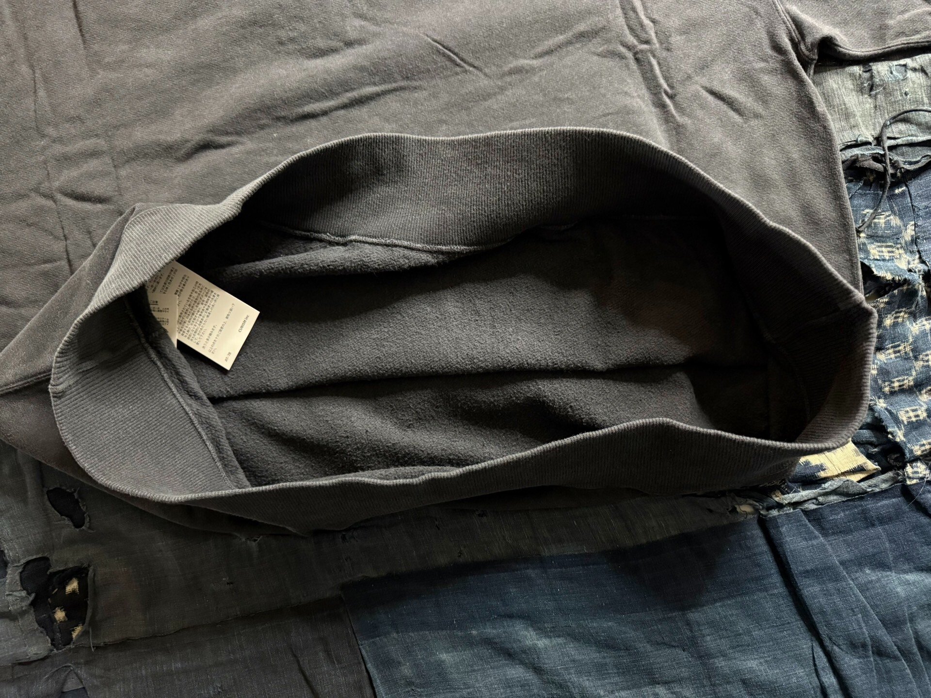 VISVIM 26SS MONDO HENLEY ZIP S/S DMGD — label