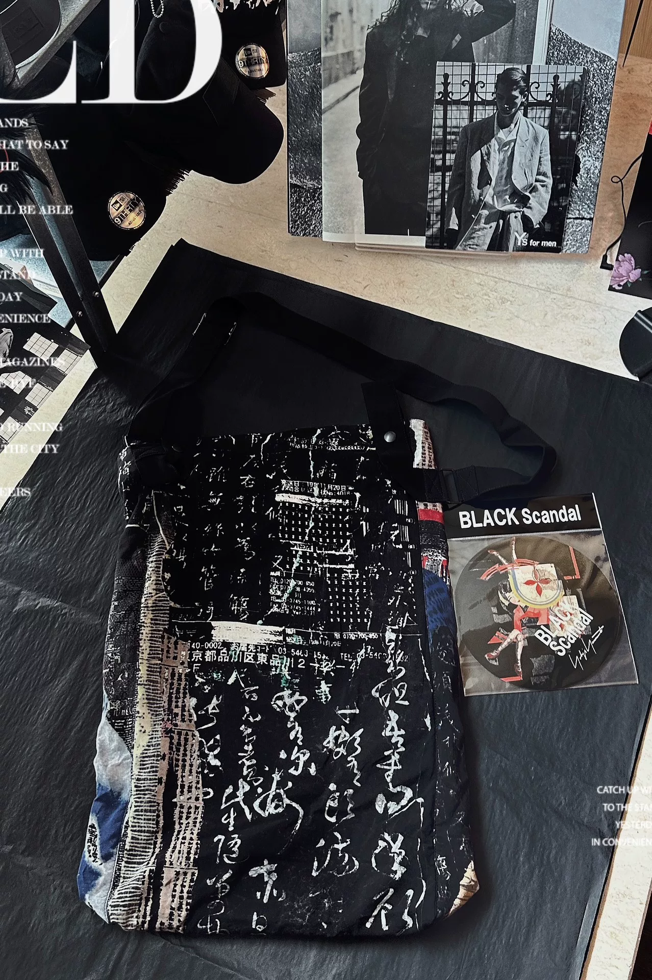 Yohji Yamamoto Artistic Print Messenger Bag — detail