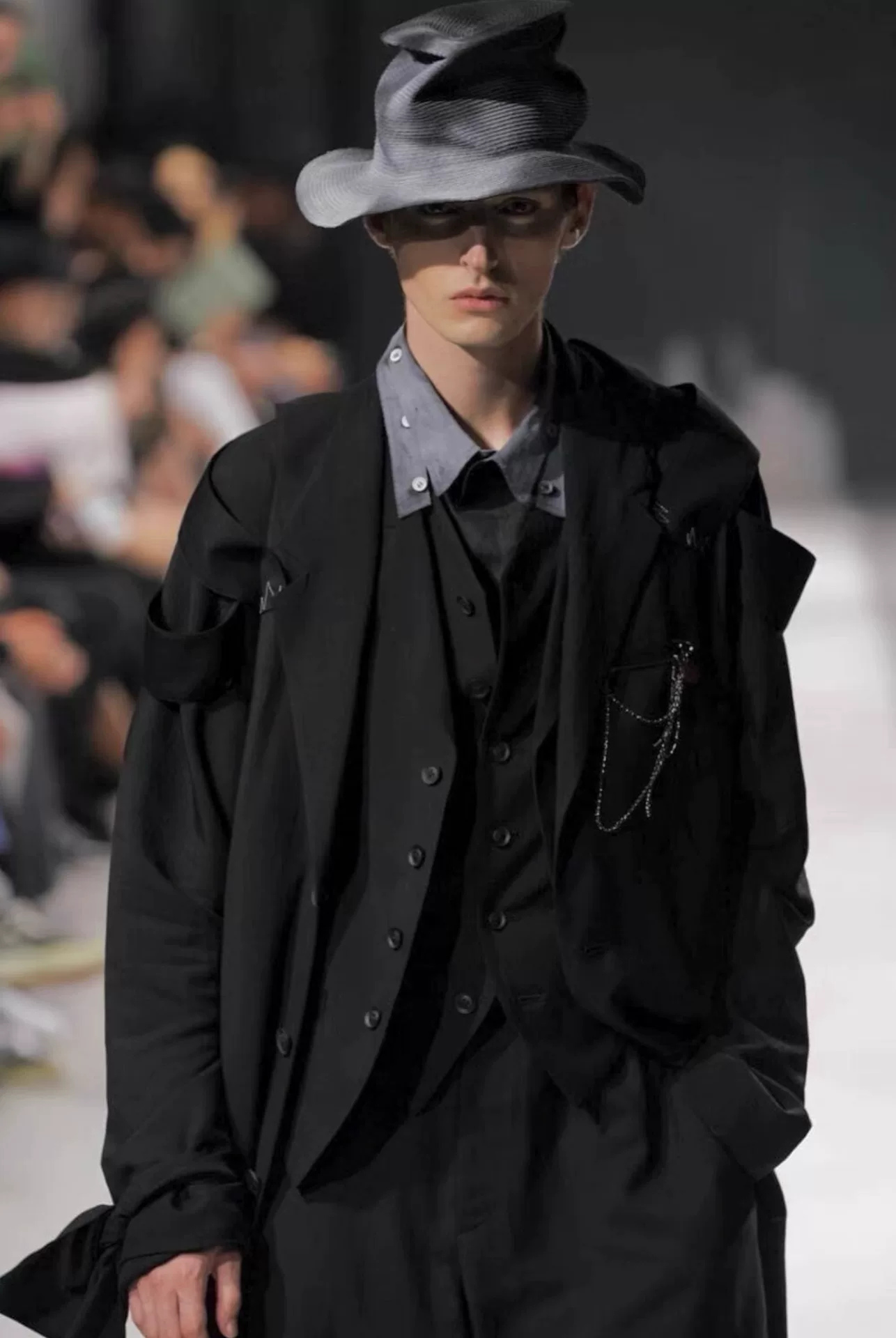 Yohji Yamamoto Riefe Gothic Red Crystal Brooch — back