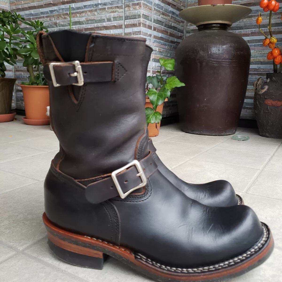 Viberg 310 Black Engineer Boots — detail