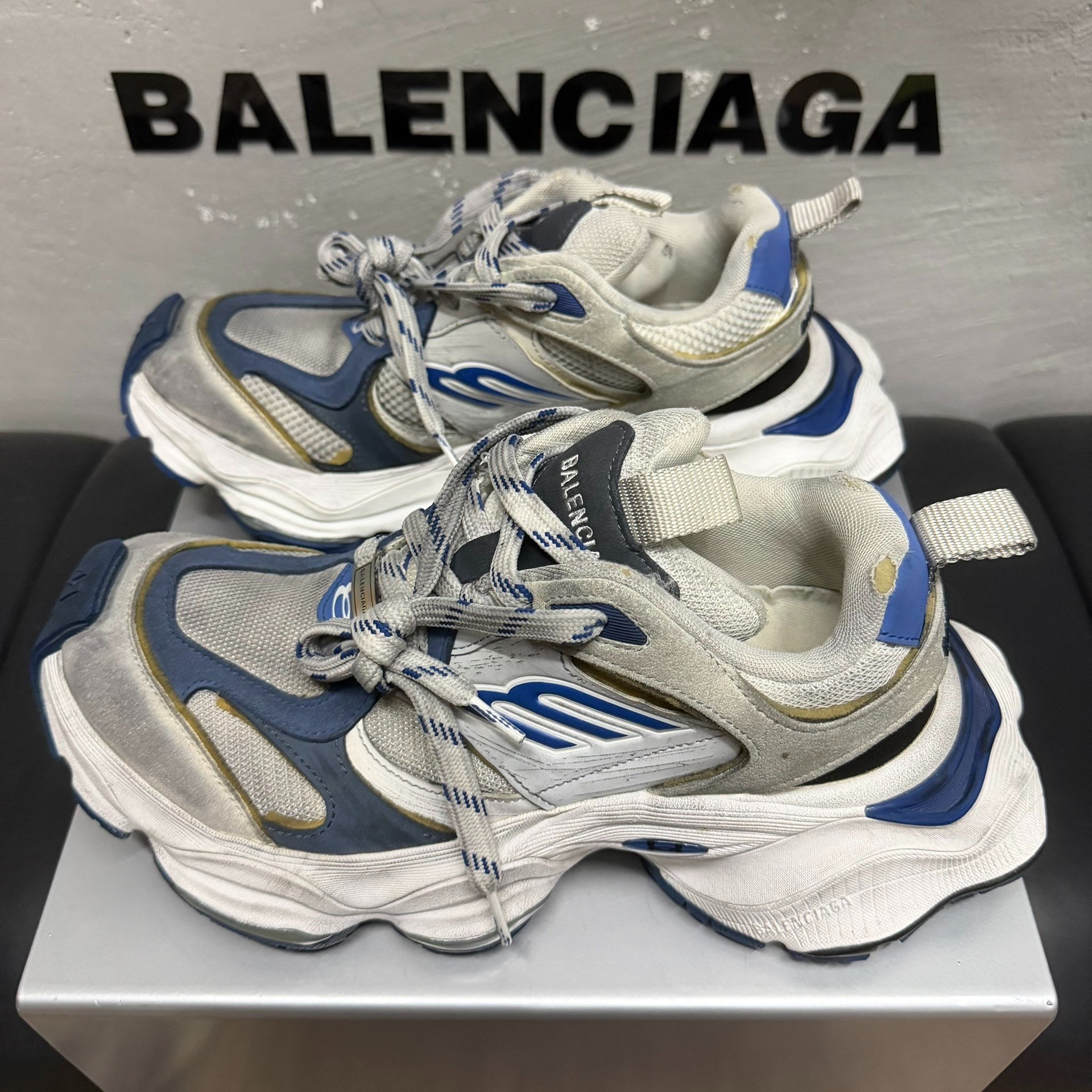 Balenciaga Cargo Distressed White Blue — detail