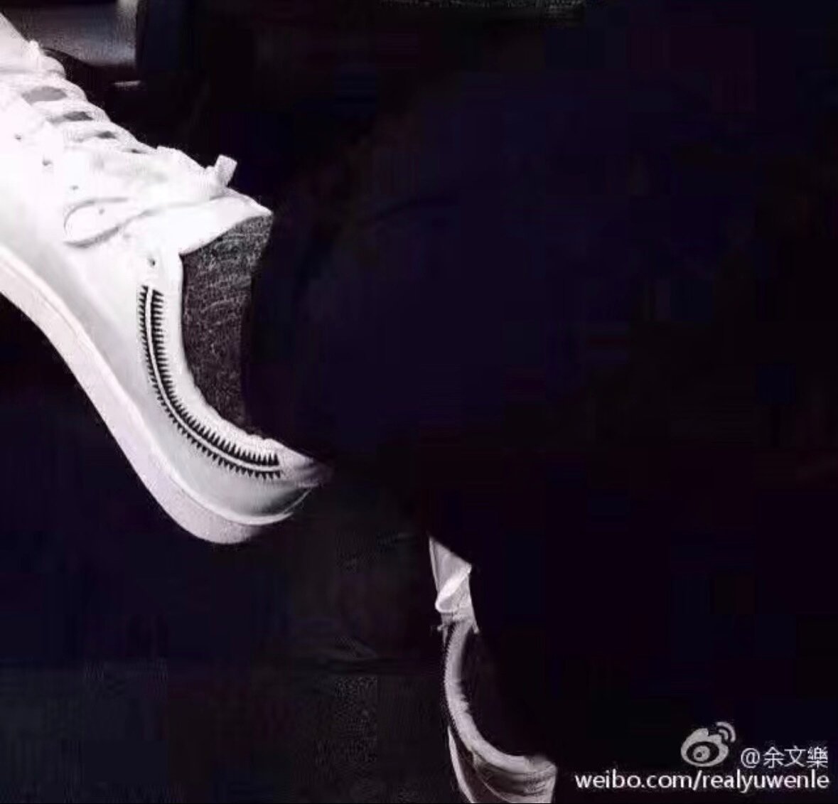 UNDERCOVER Serrated Print Shoes — front