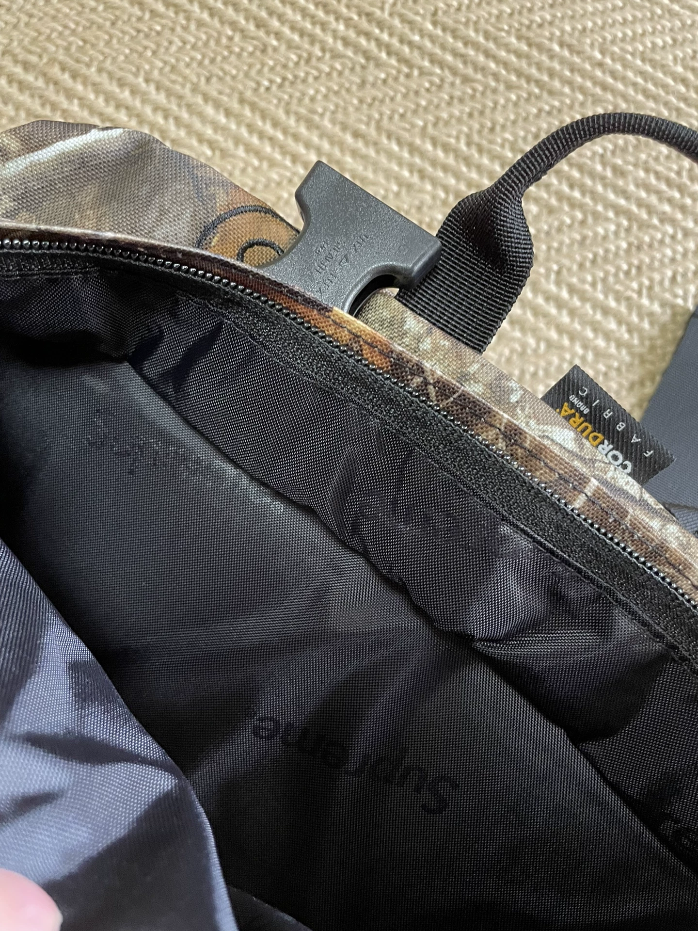Supreme 19FW Waist Bag — label