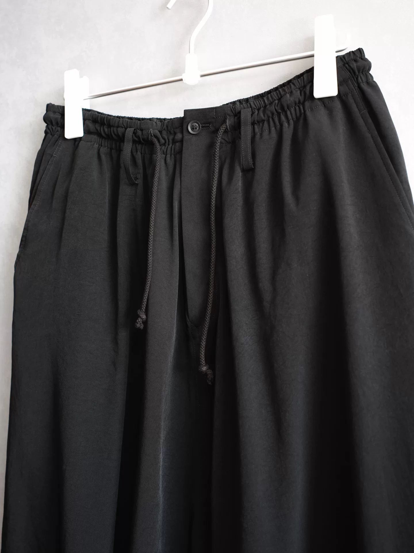 Yohji Yamamoto 25SS Low-Crotch Pleated Pants — detail