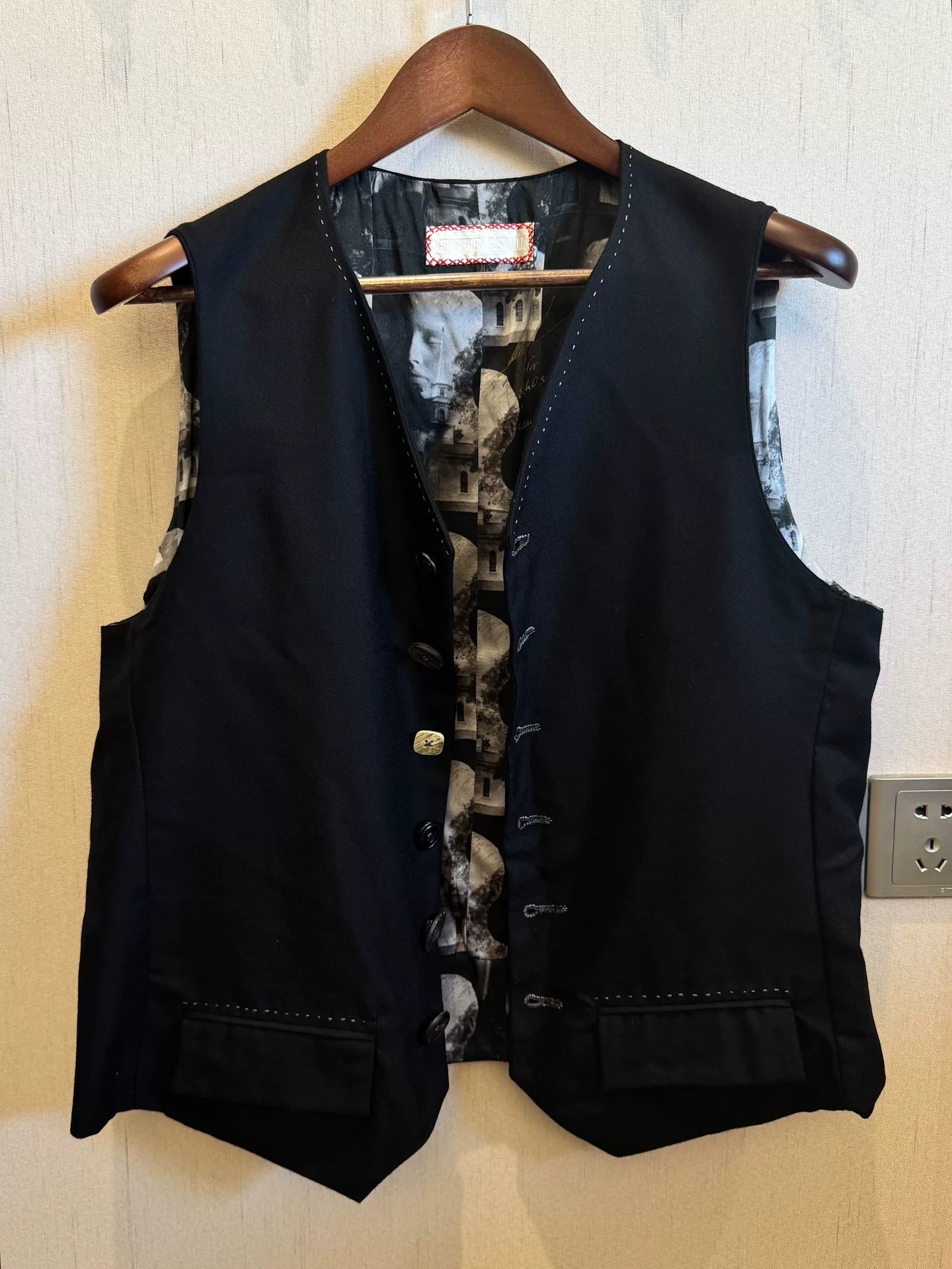 Geoffrey b Piacenza Black Waistcoat — front