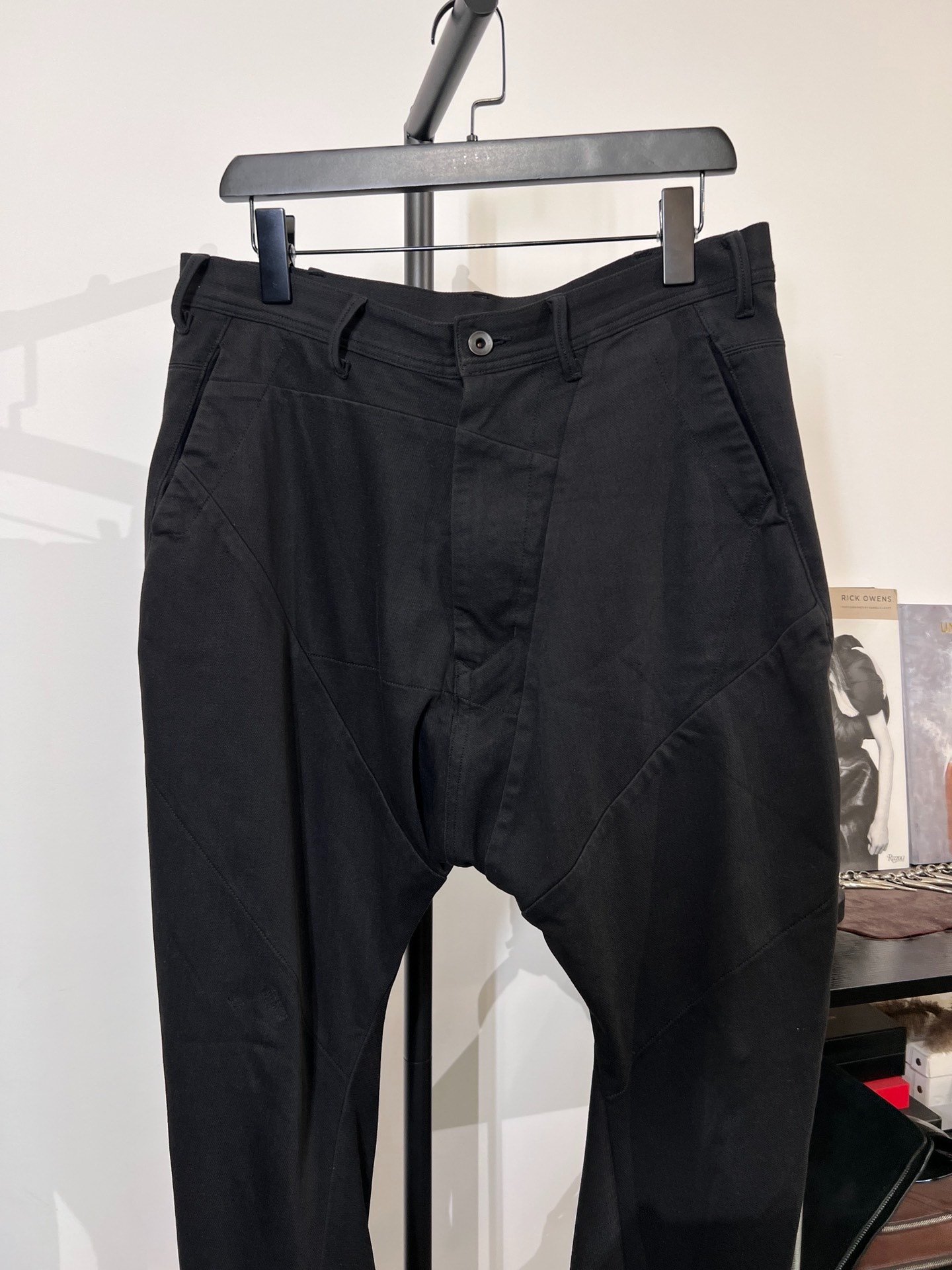 Julius_7 Irregular Cut Long Pants — detail