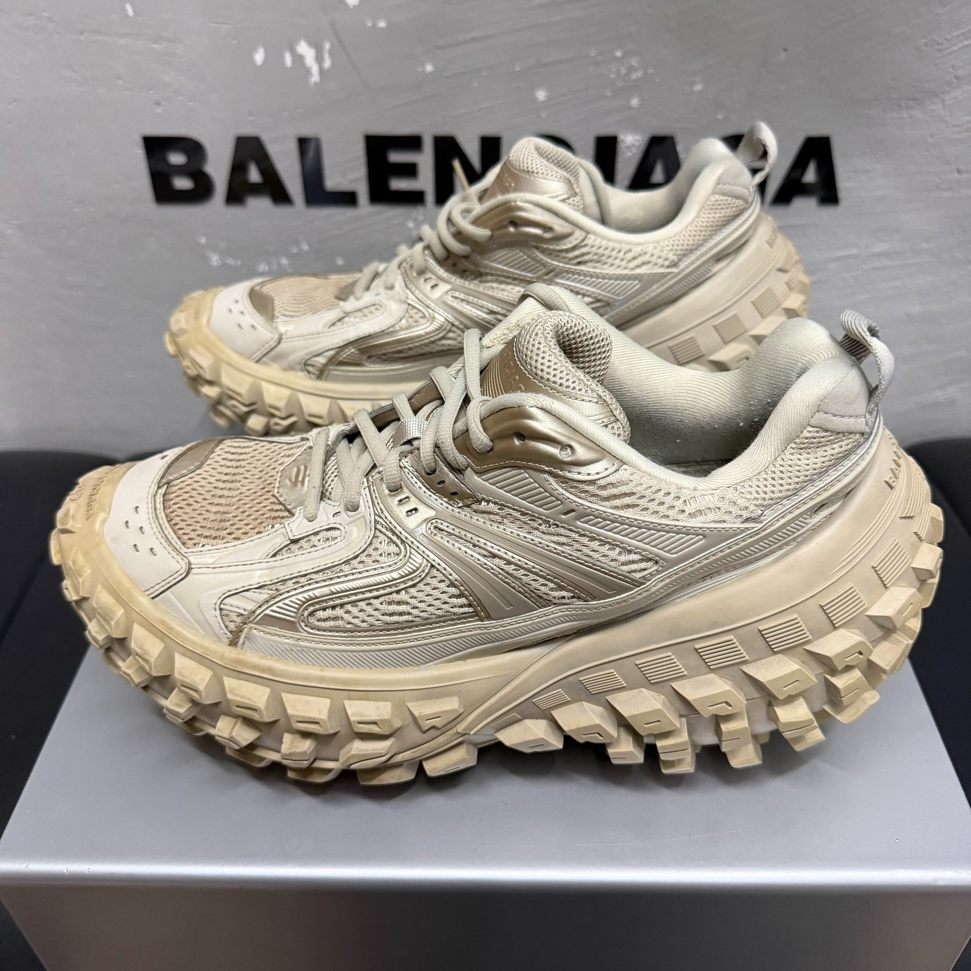 Balenciaga Defender Khaki Size 42 — detail