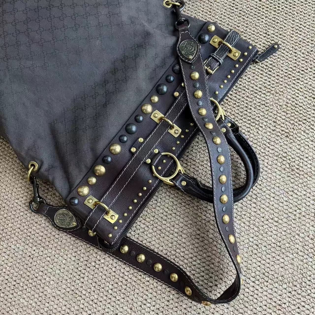 Gucci Classic Rivet Large Bag — detail