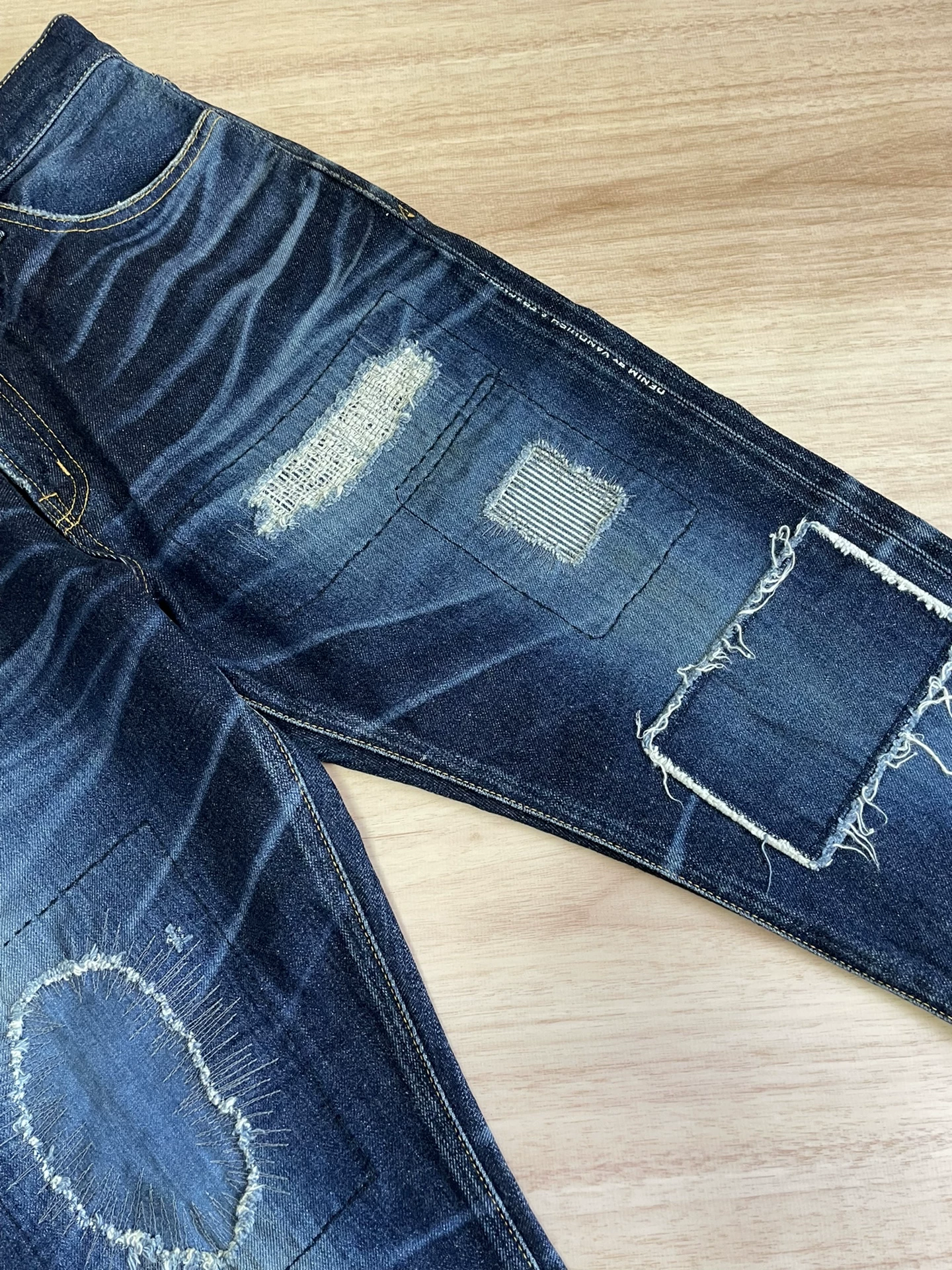 DENIM BY VANQUISH Fragment Cropped Jeans — label