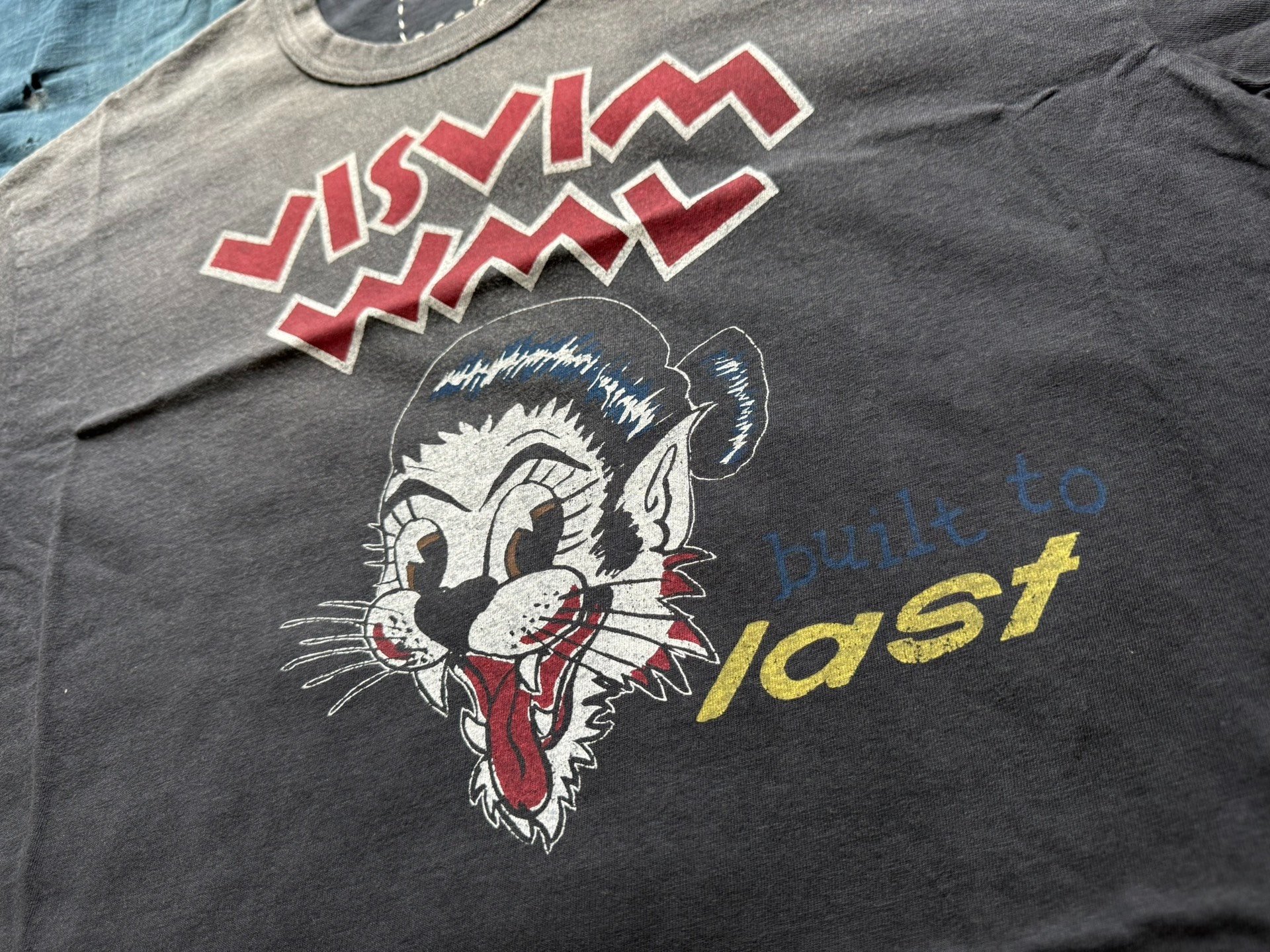 Visvim 26SS Jumbo Cat Head S/S Tee — label