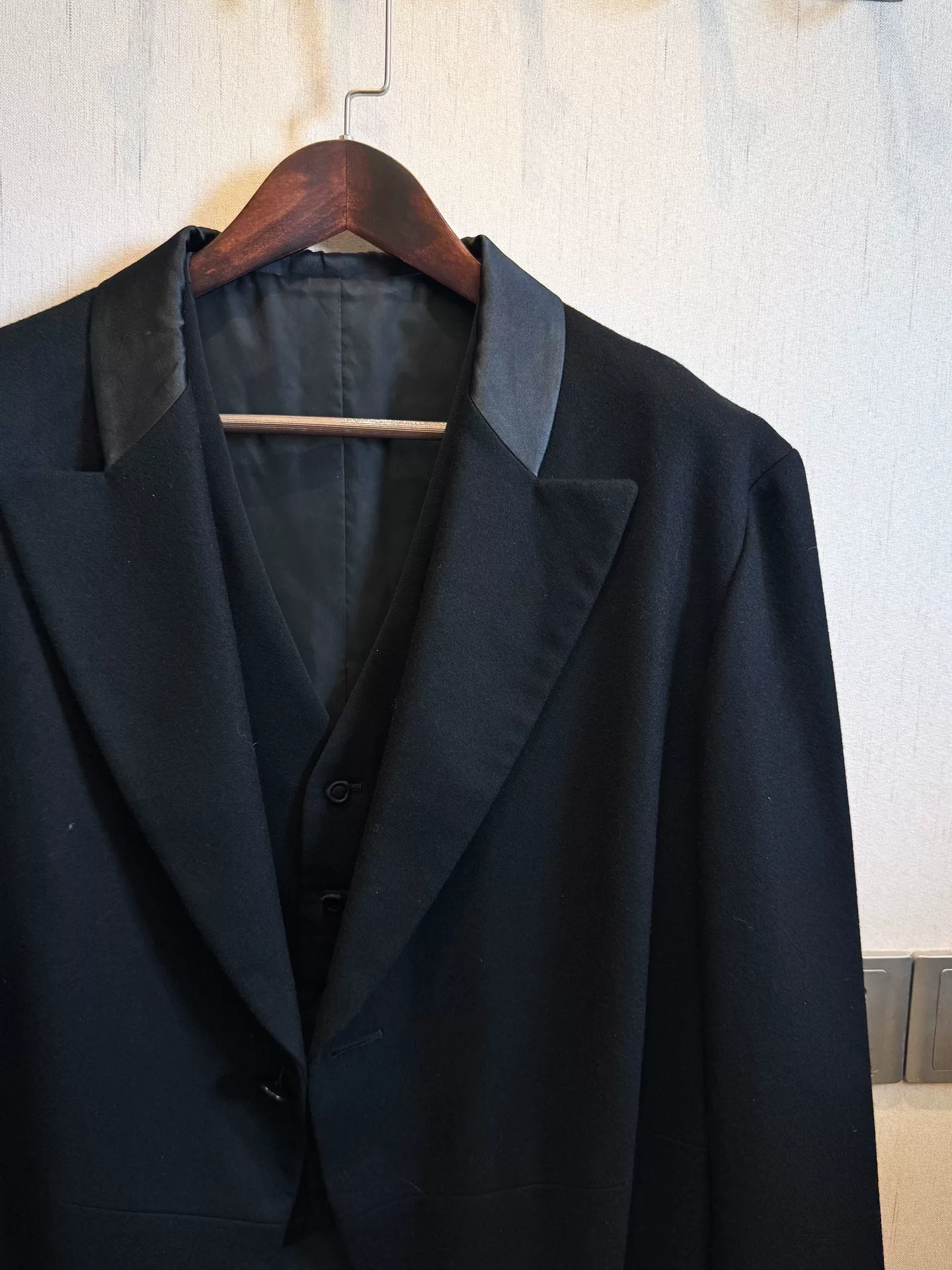 Yohji Yamamoto 99AW Satin Collar Coat — front