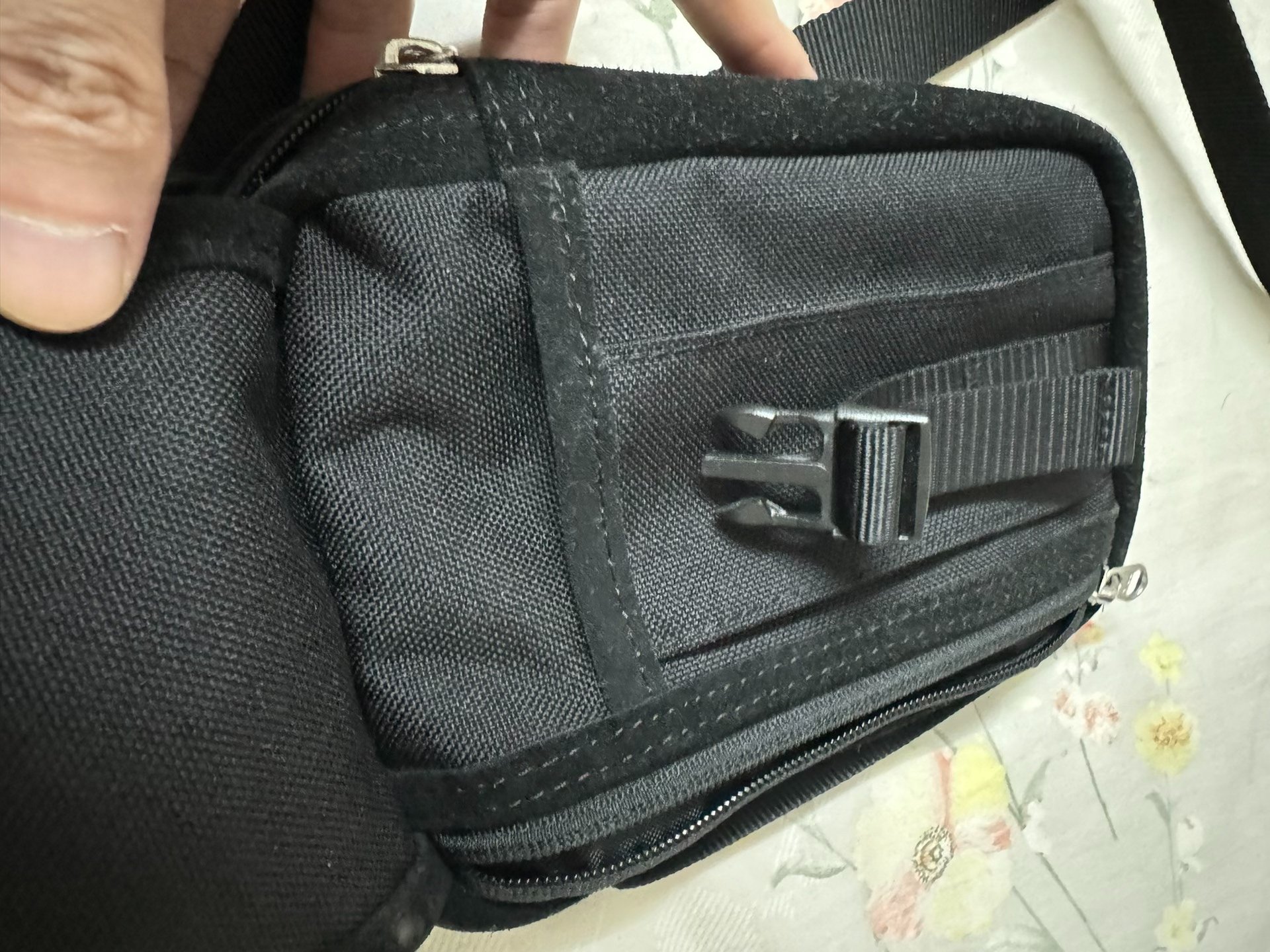 nana-nana Small Black Pouch Bag — back