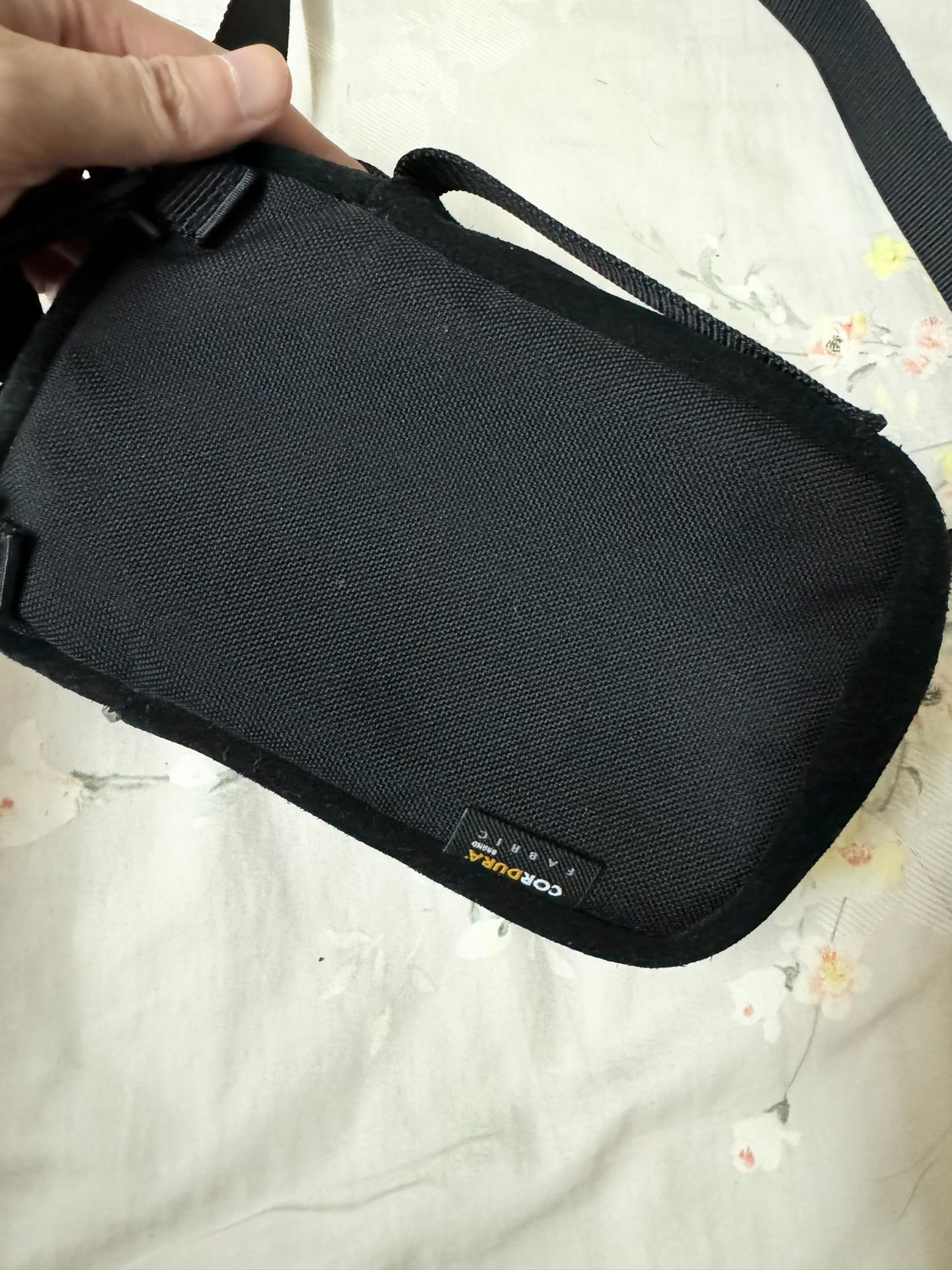 nana-nana Small Black Pouch Bag — front