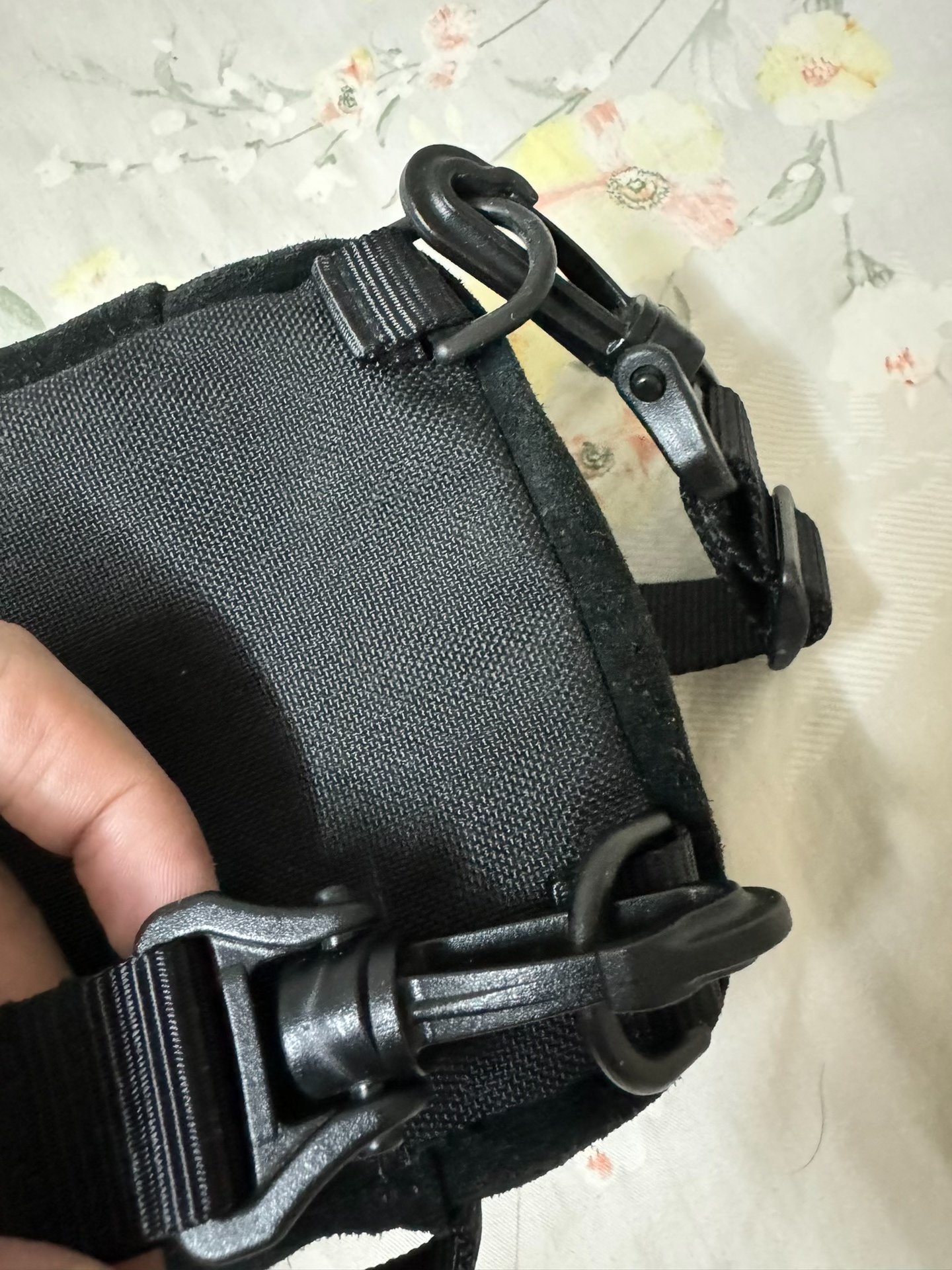 nana-nana Small Black Pouch Bag — label