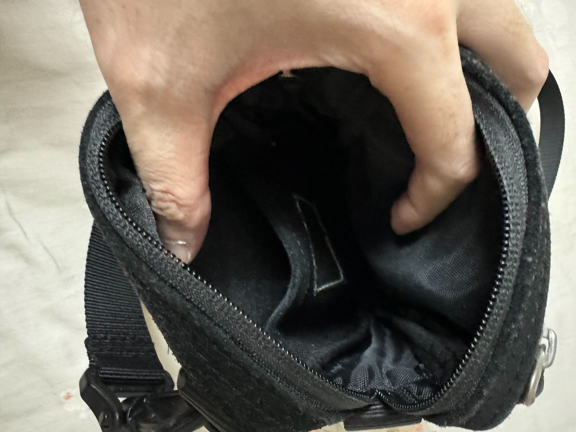 nana-nana Small Black Pouch Bag — detail