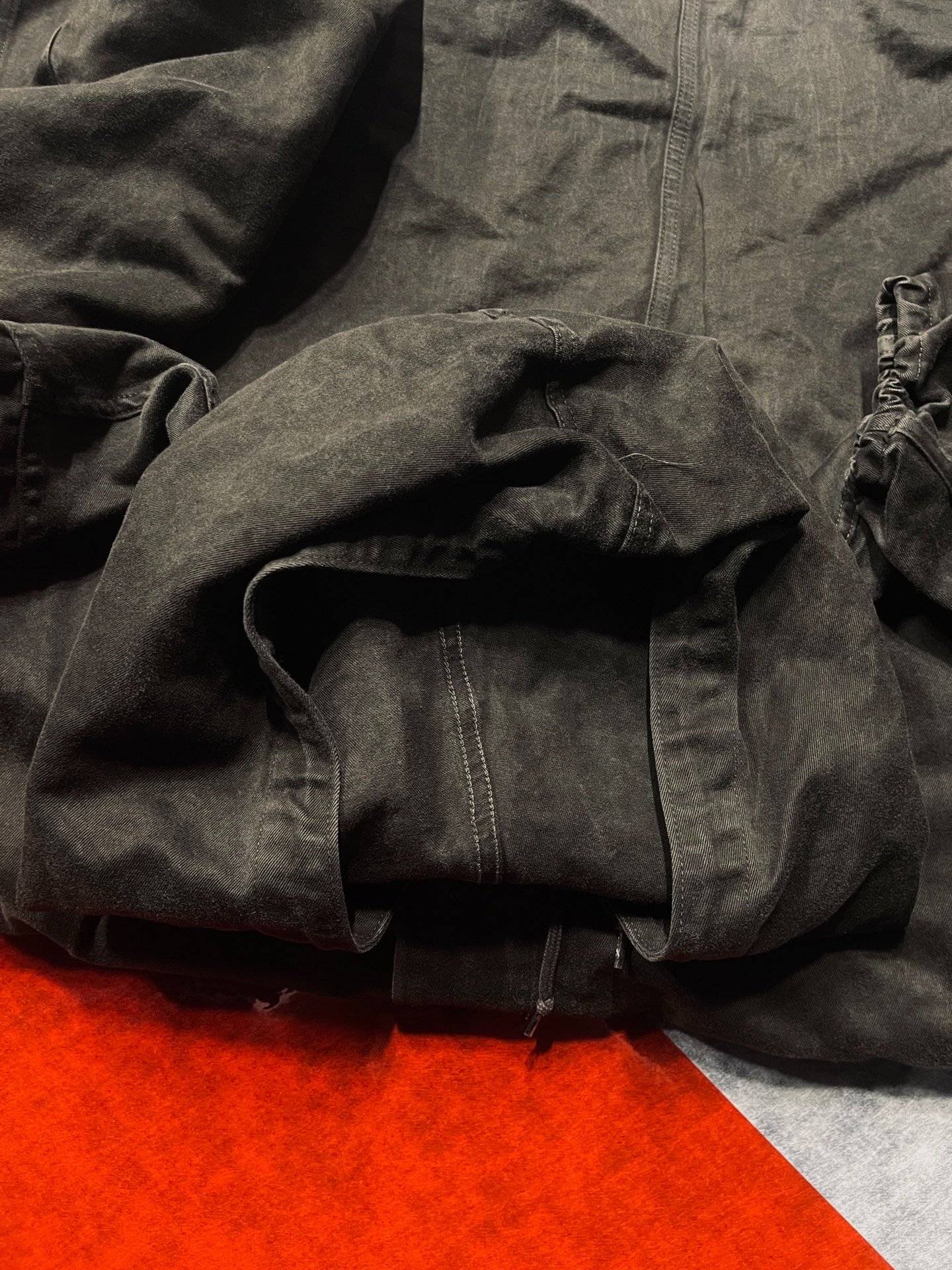 Kuon Ink-Dyed Fishtail Trench Coat — label