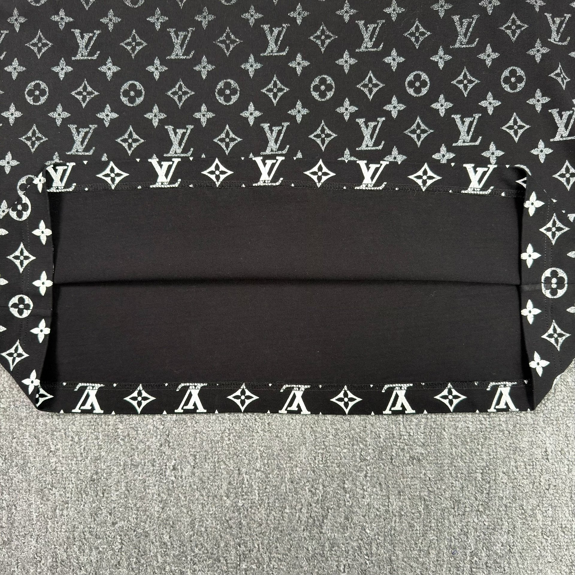 Louis Vuitton Gradient Monogram Black Tee — label