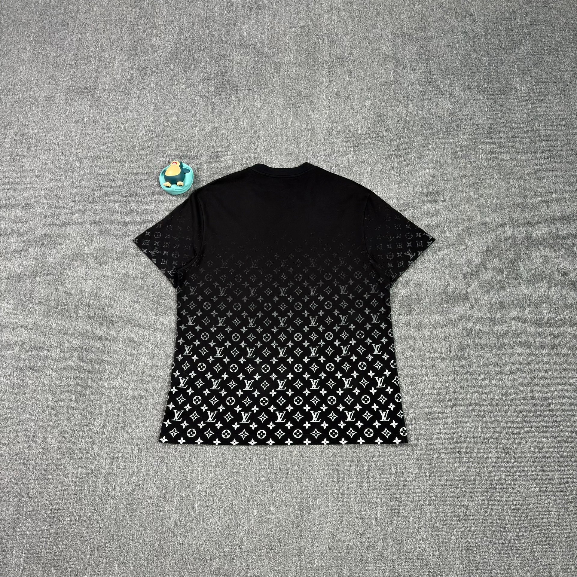 Louis Vuitton Gradient Monogram Black Tee — front