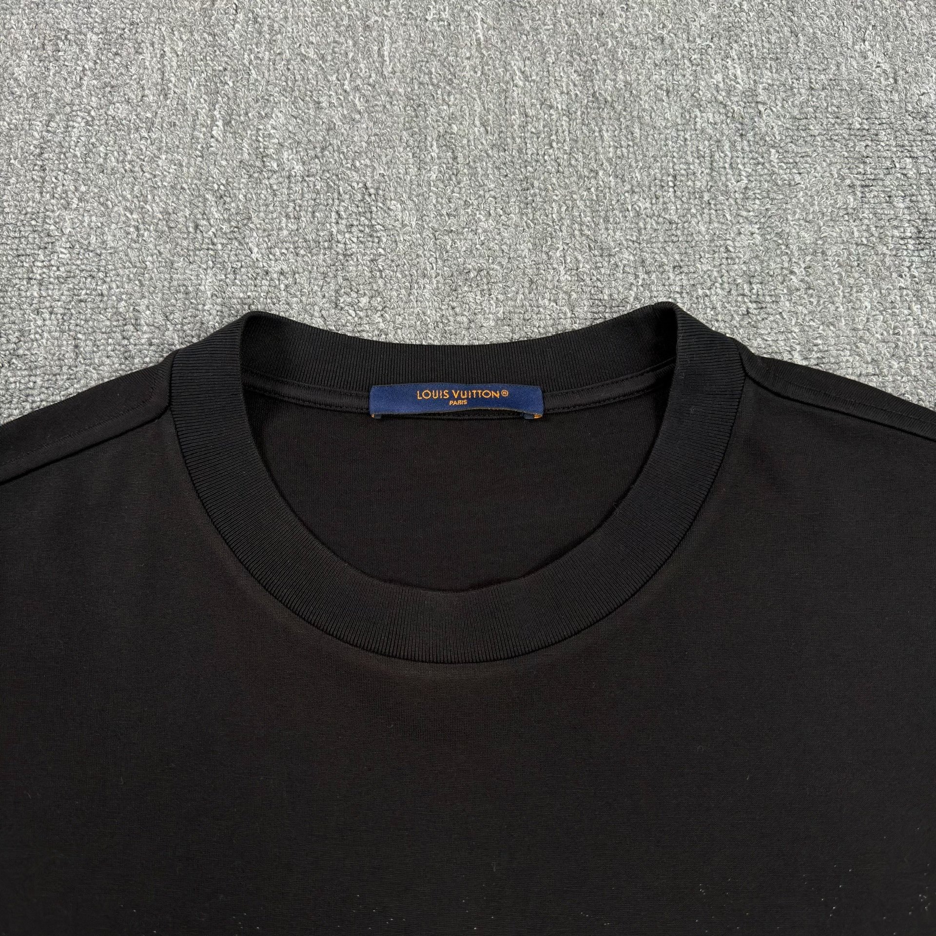 Louis Vuitton Gradient Monogram Black Tee — detail