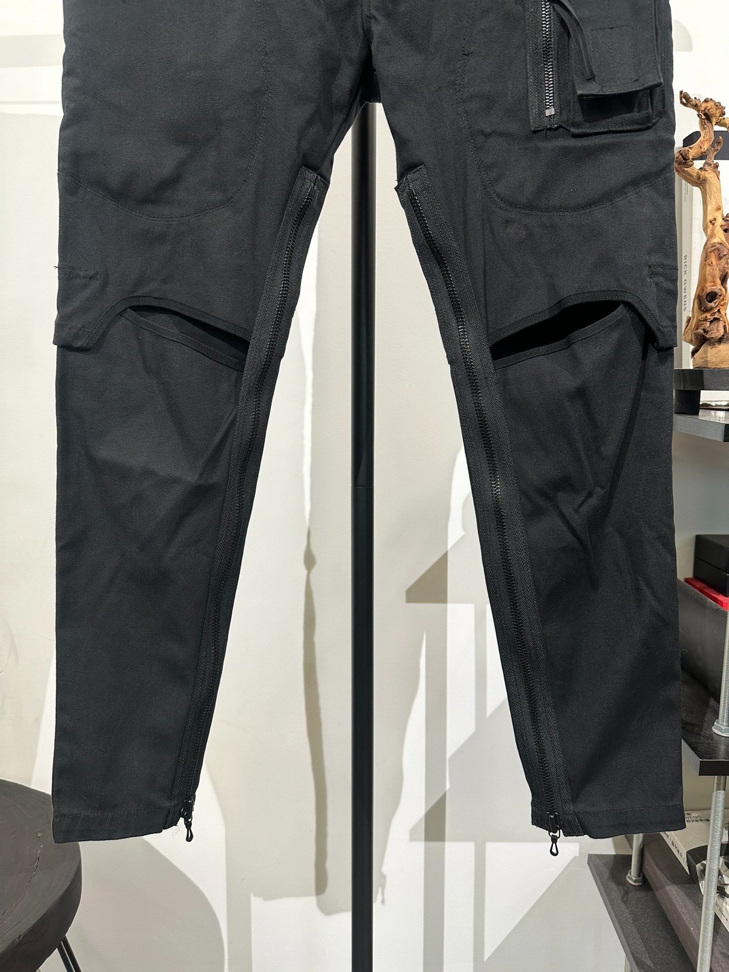 Julius_7 Multi-Zipper Cargo Pants — detail