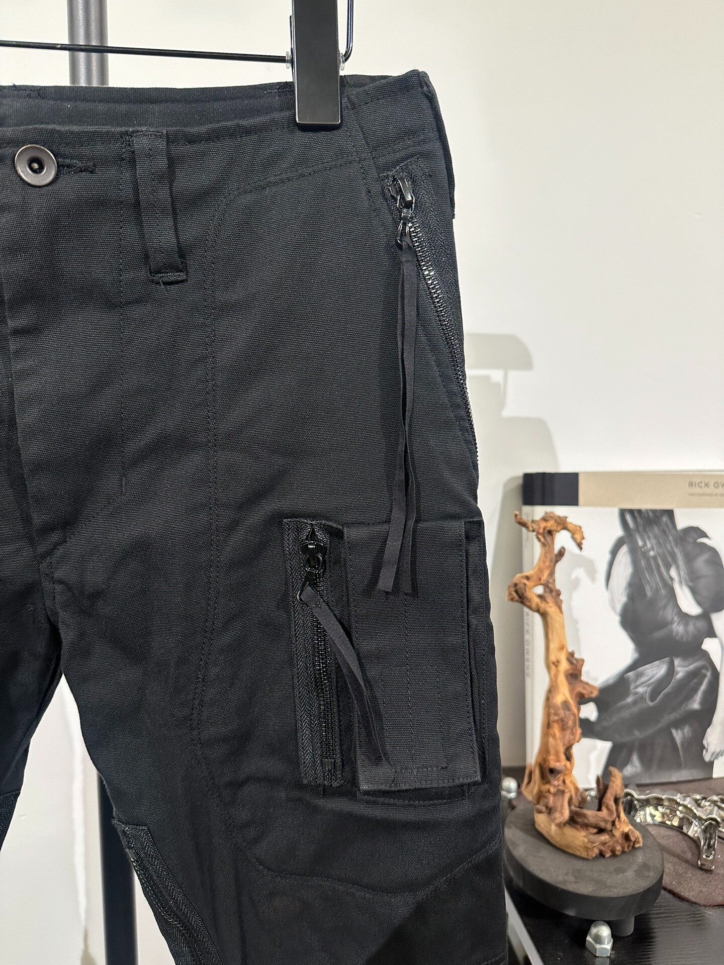 Julius_7 Multi-Zipper Cargo Pants — label
