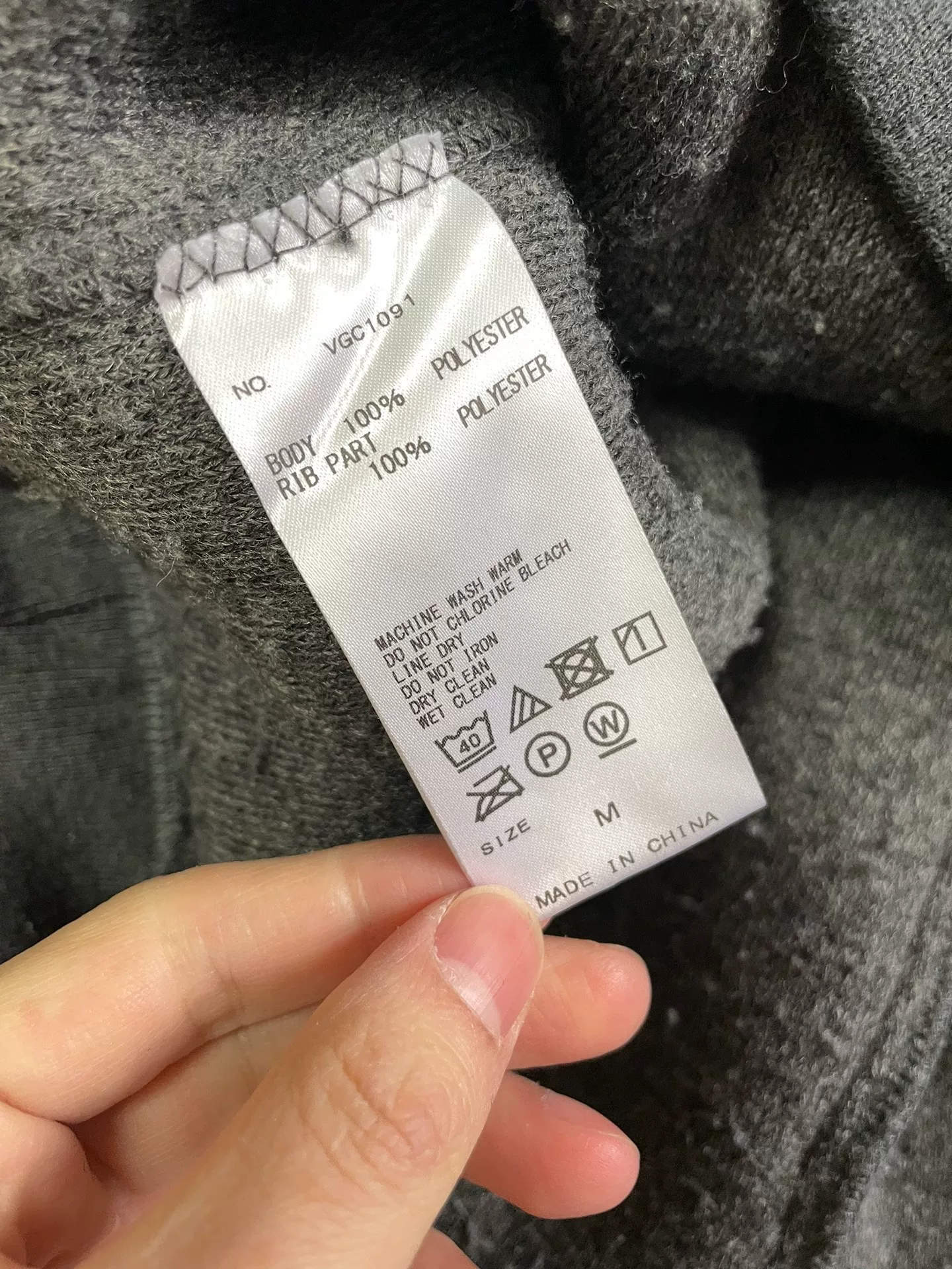 Vanquish Thick Distressed Fleece Pullover — label