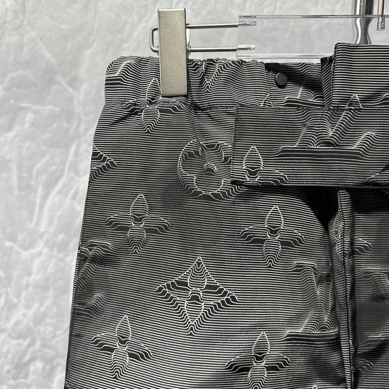 Louis Vuitton 2054 Thermo-Sensitive Cargo Pants — detail