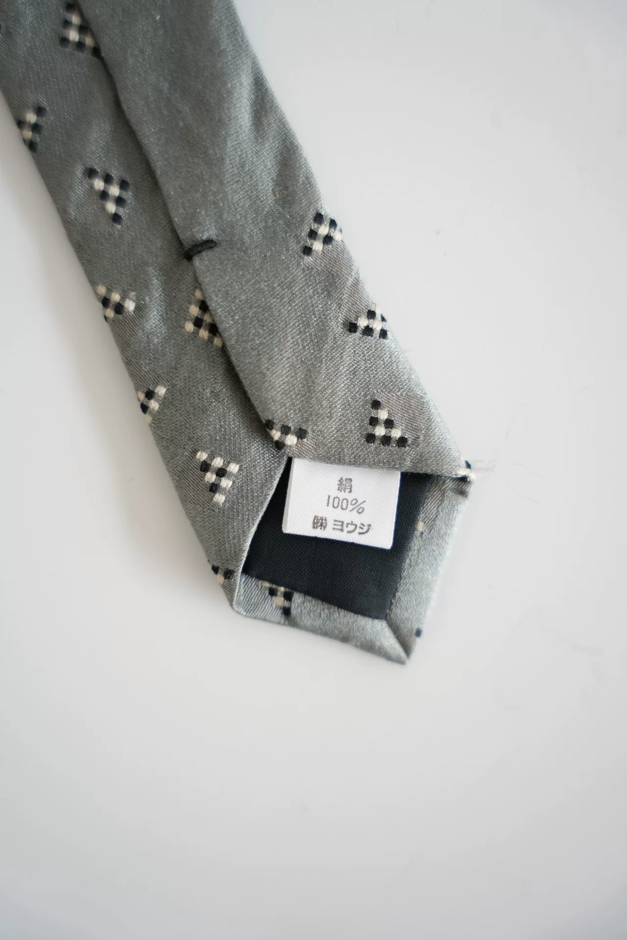 Yohji Yamamoto Gray Diamond Silk Tie — detail