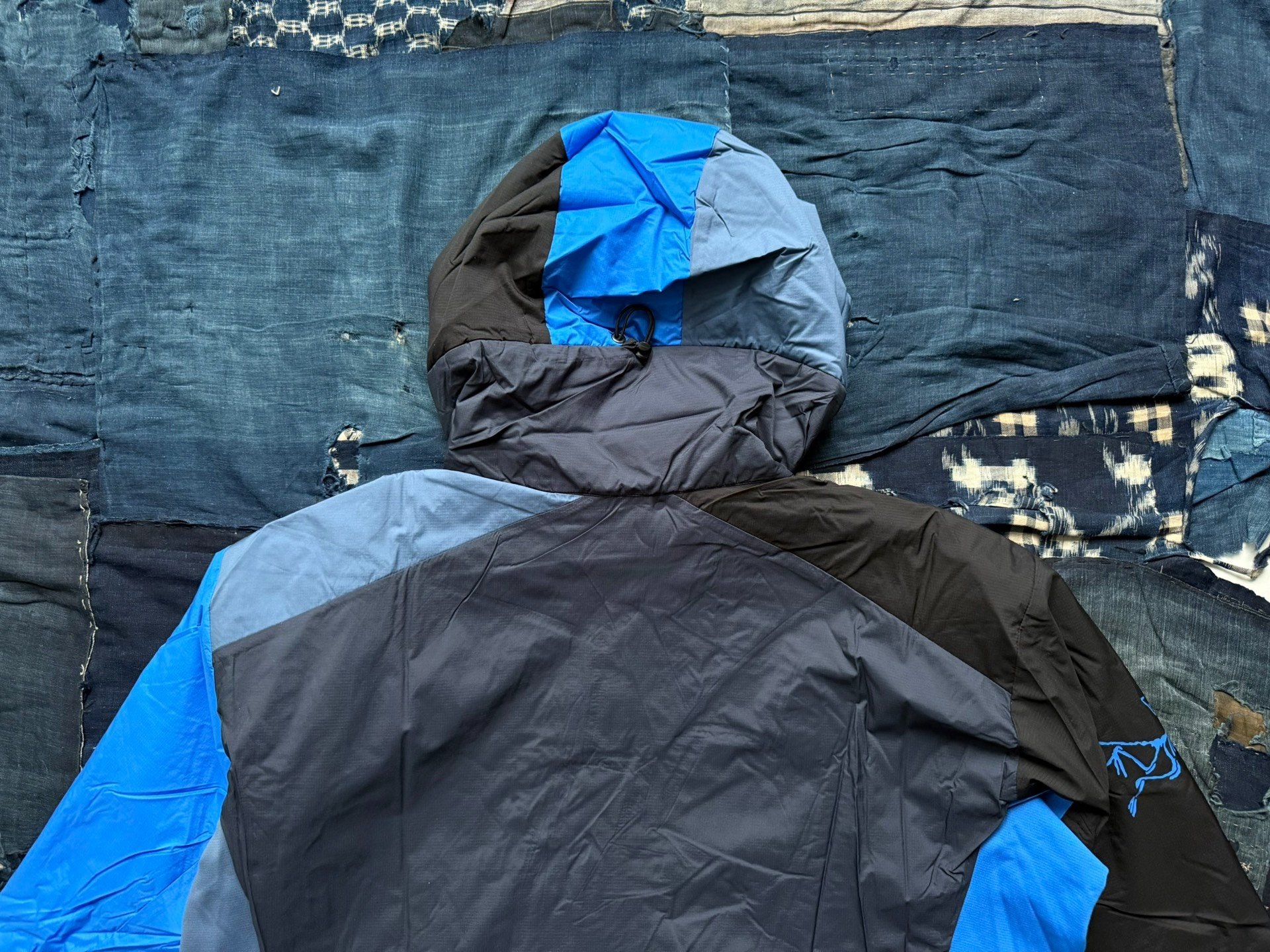 BEAMS x ARCTERYX ATOM LT HOODY — label