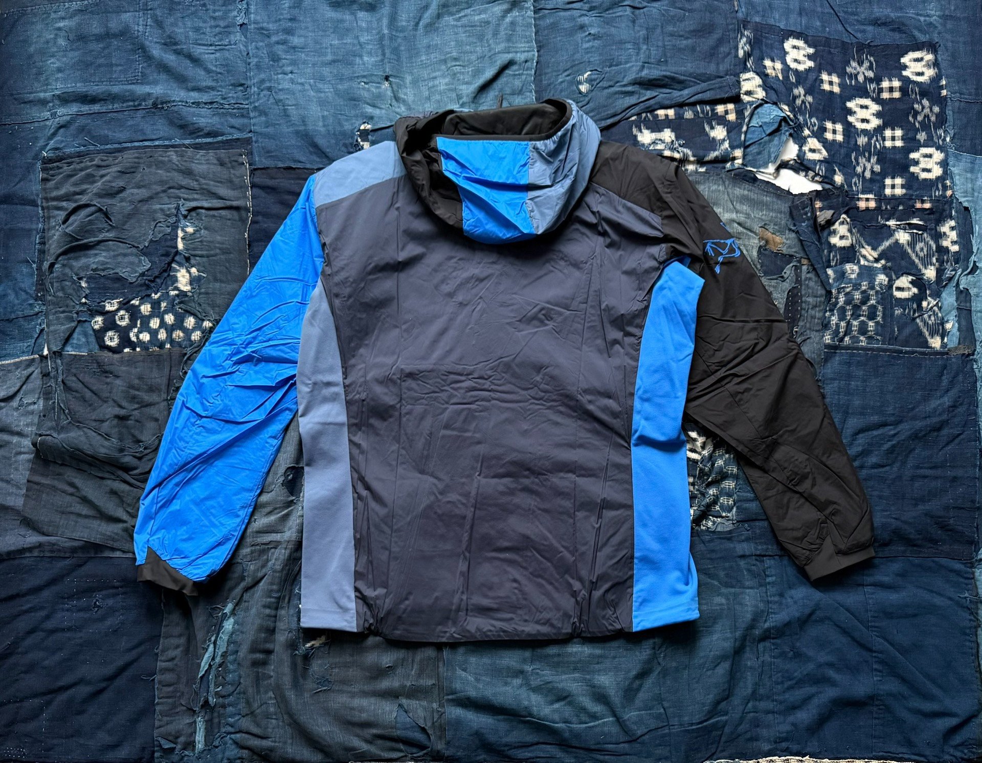 BEAMS x ARCTERYX ATOM LT HOODY — detail