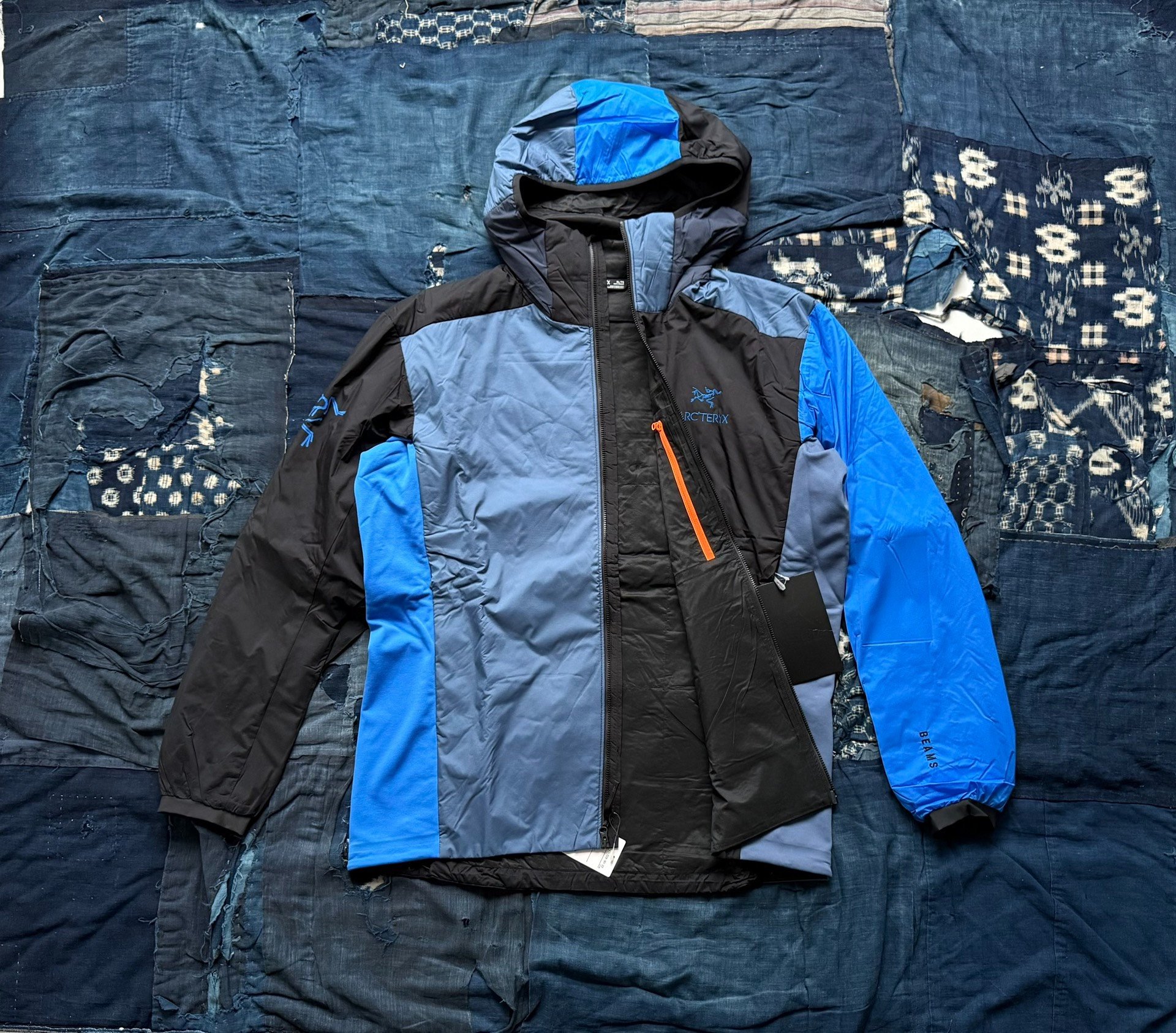 BEAMS x ARCTERYX ATOM LT HOODY — front