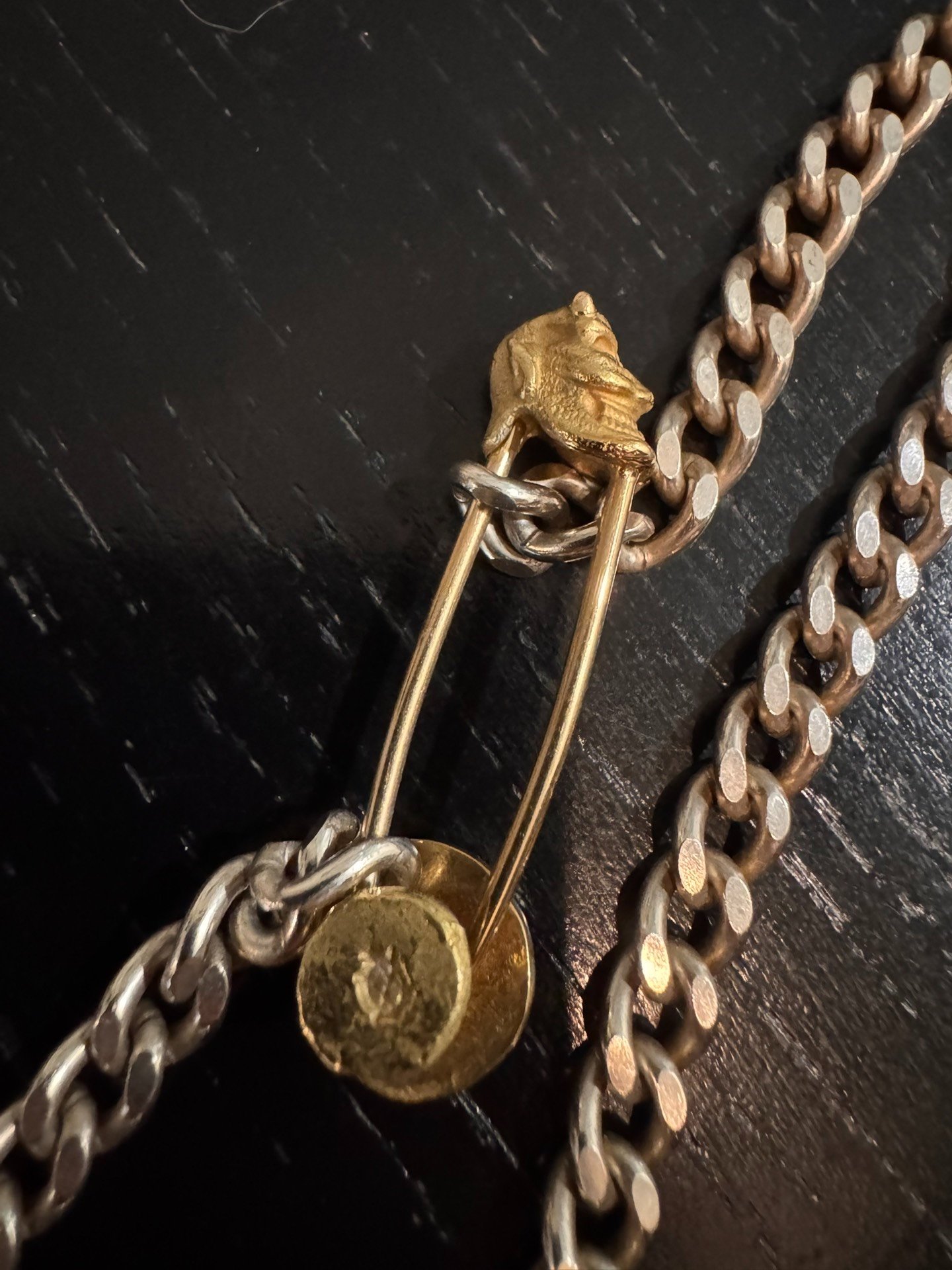 NONAME Gold Safety Pin Necklace Set — detail