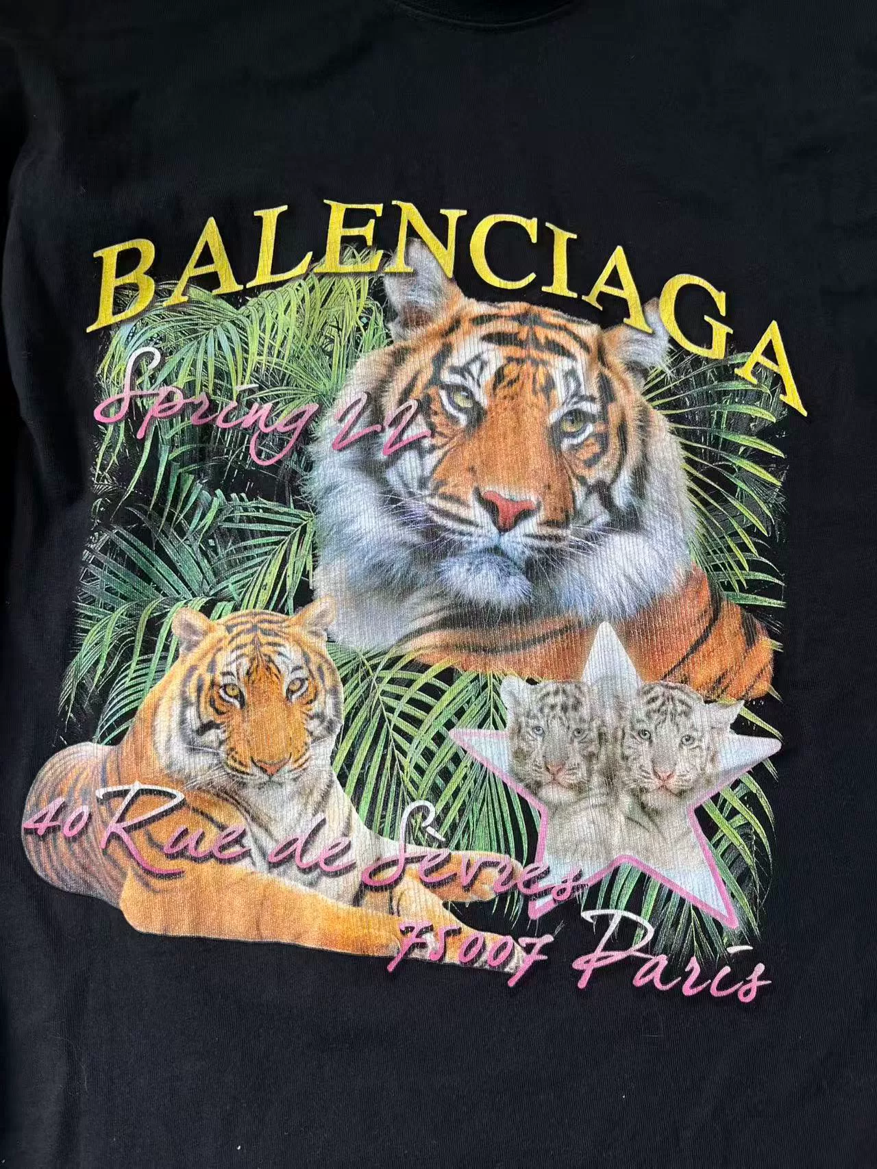 Balenciaga Tiger Print Short-Sleeve T-Shirt — detail