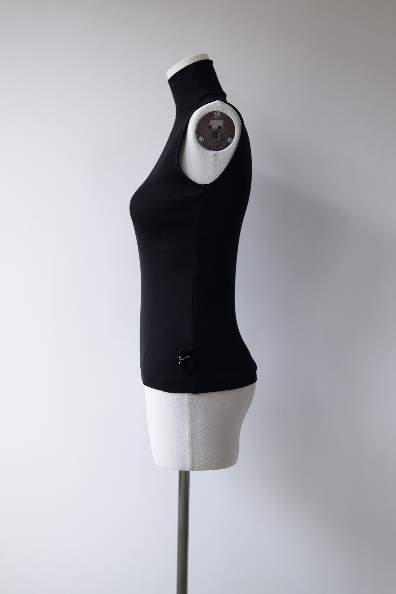 Yohji Yamamoto Sleeveless Signature Top — label