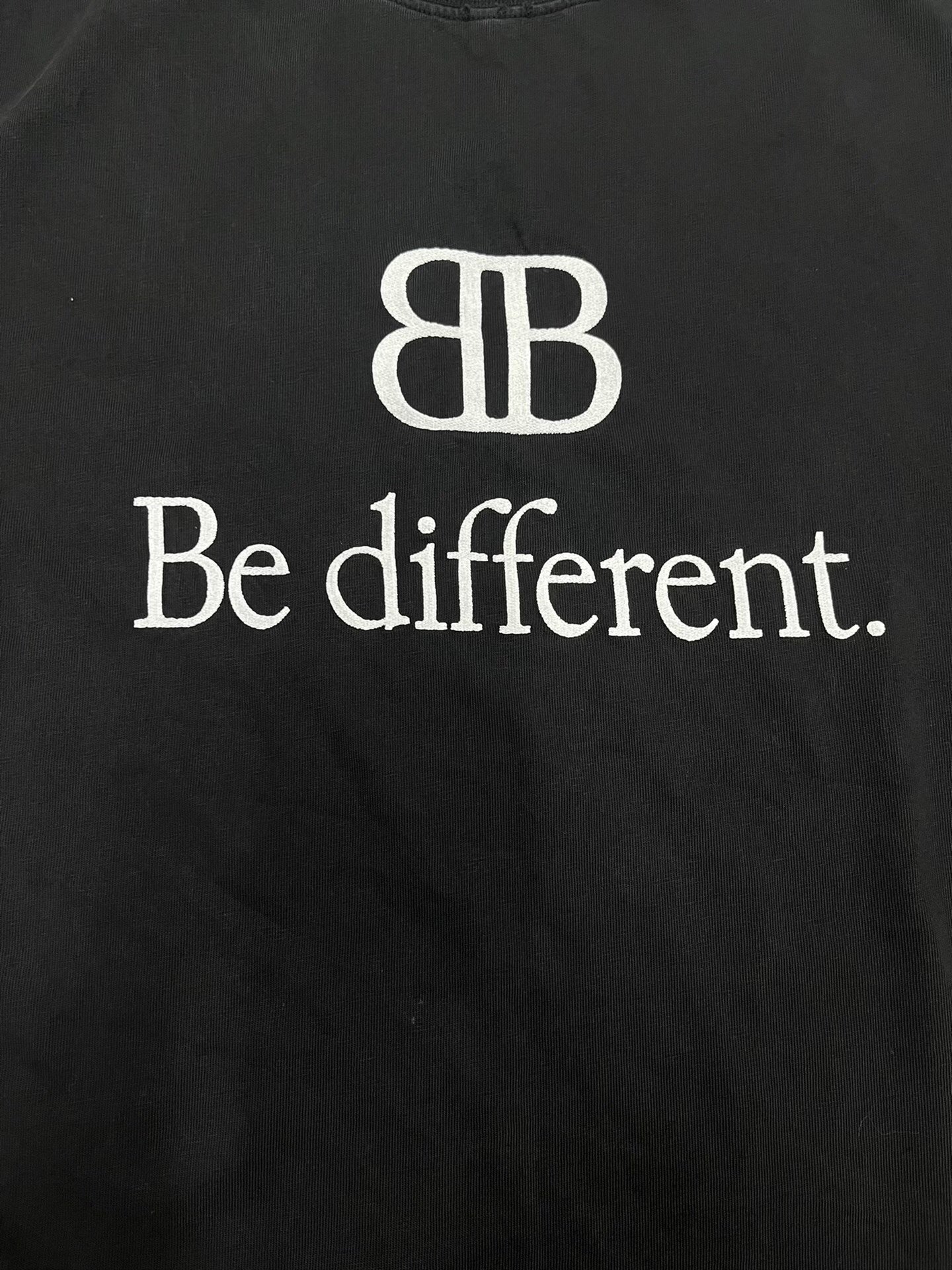 Balenciaga FW22 Be Different 2B Logo T-shirt — detail