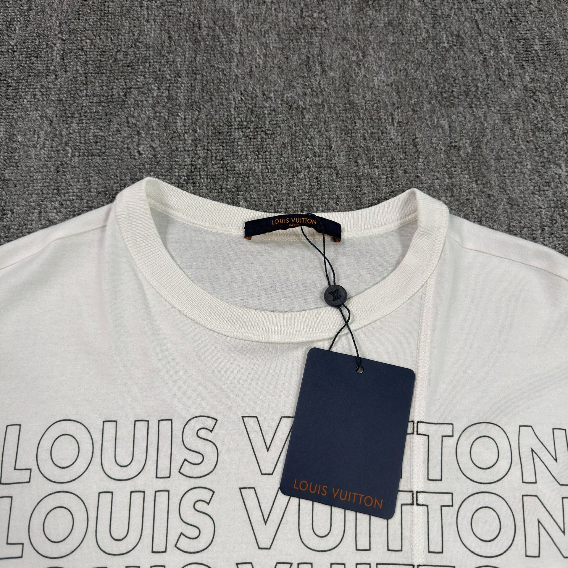 Louis Vuitton White Text Print Short-Sleeve T-Shirt — detail