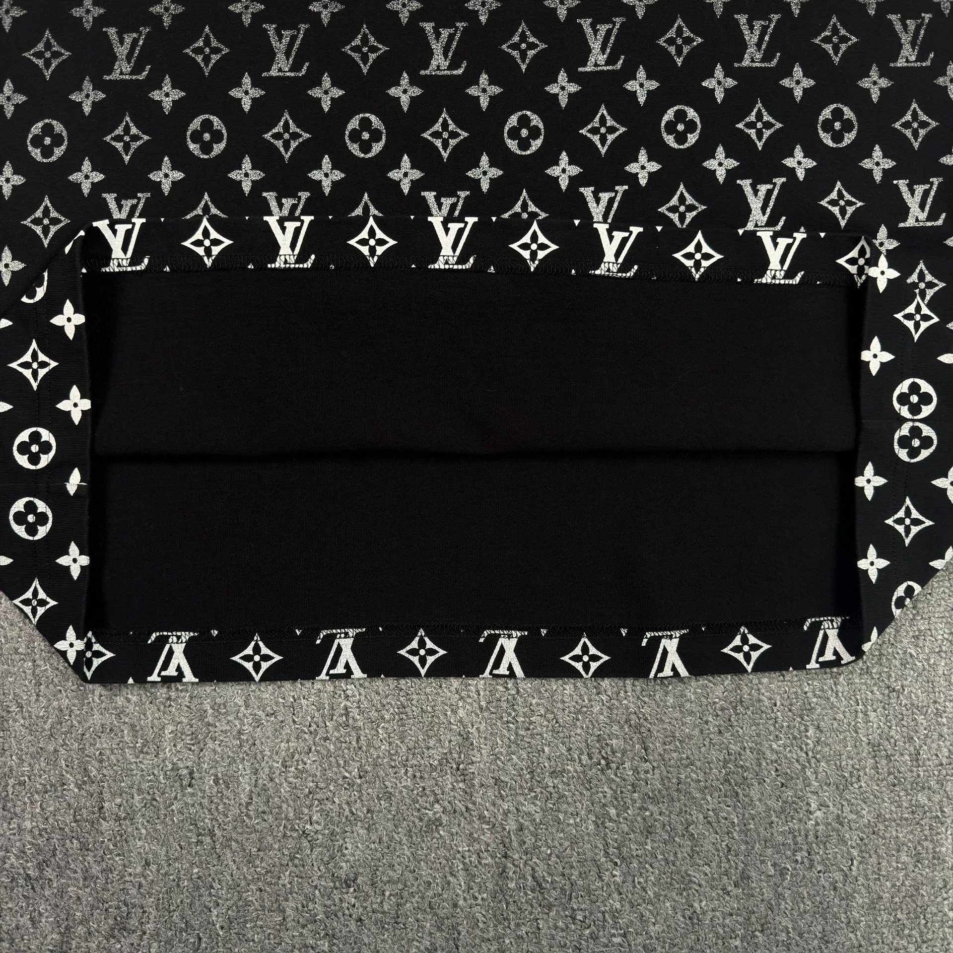 Louis Vuitton Gradient Monogram Black Short-sleeve — label
