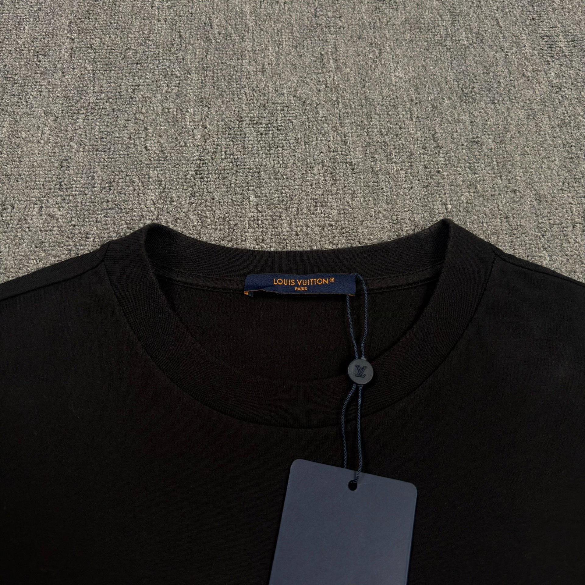 Louis Vuitton Gradient Monogram Black Short-sleeve — detail