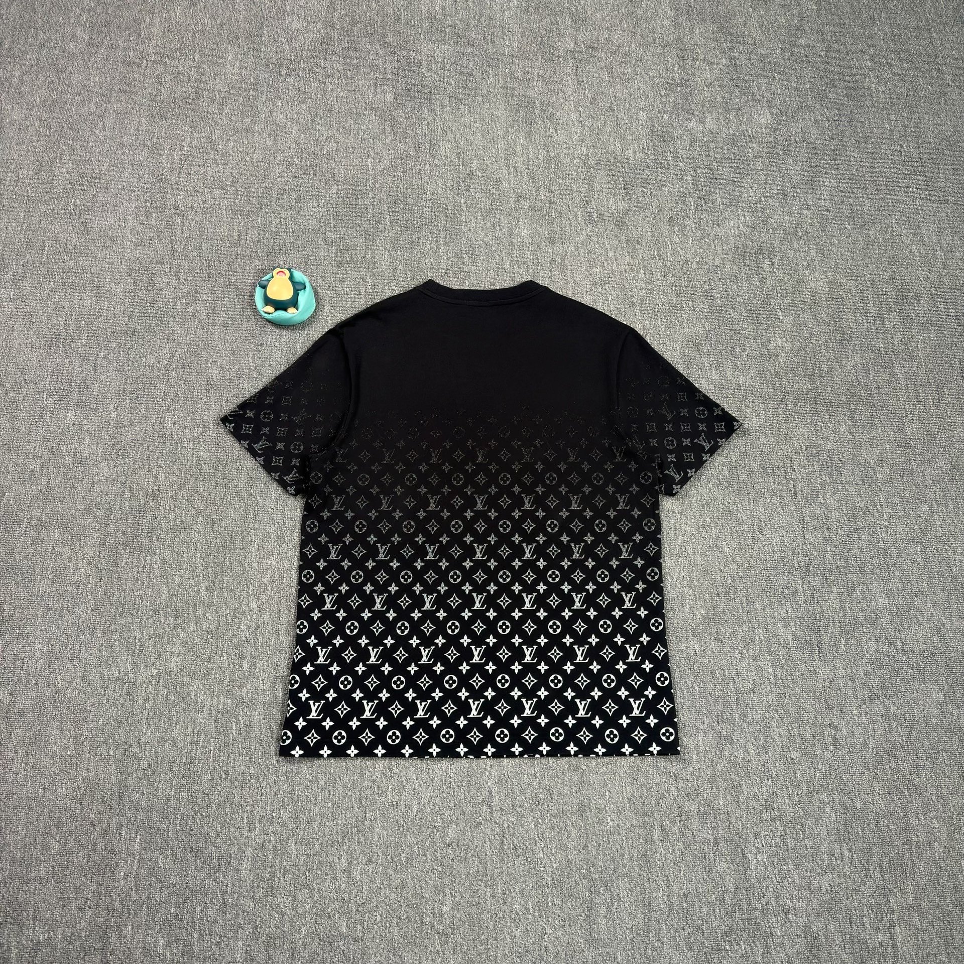 Louis Vuitton Gradient Monogram Black Short-sleeve — front