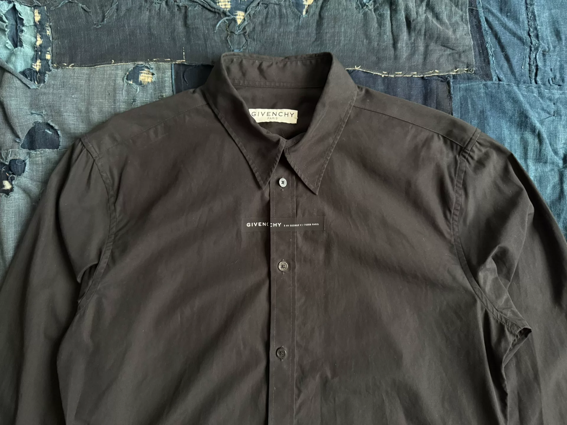 GIVENCHY Letter Long Sleeve Shirt — detail