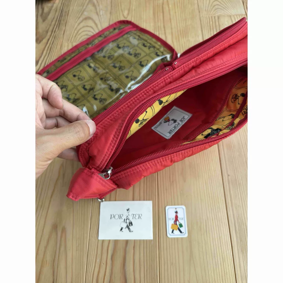 PORTER×SNOOPY Red Single-Shoulder Bag — label