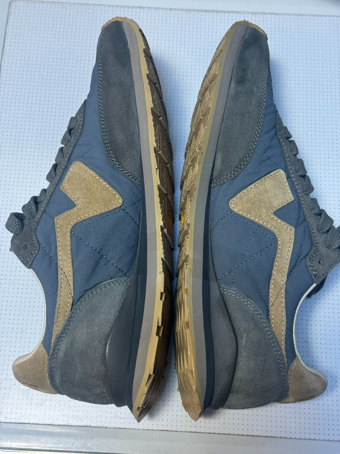 VISVIM FKT RUNNER BLUE — label
