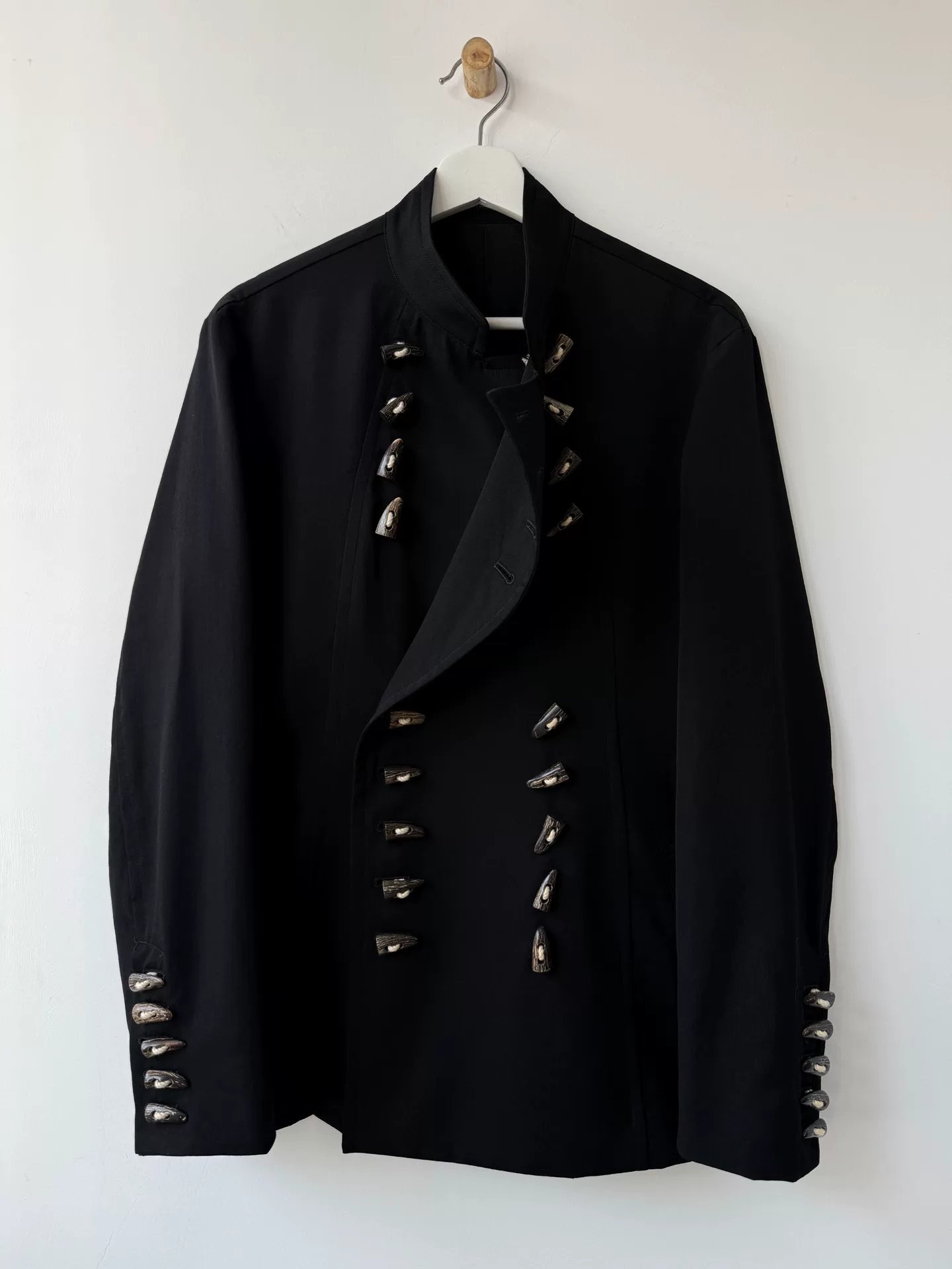 Yohji Yamamoto 12AW Horn Button Blazer — detail