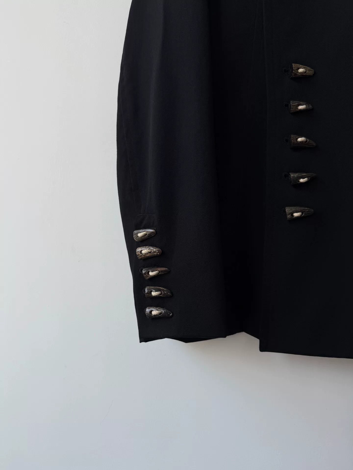 Yohji Yamamoto 12AW Horn Button Blazer — label