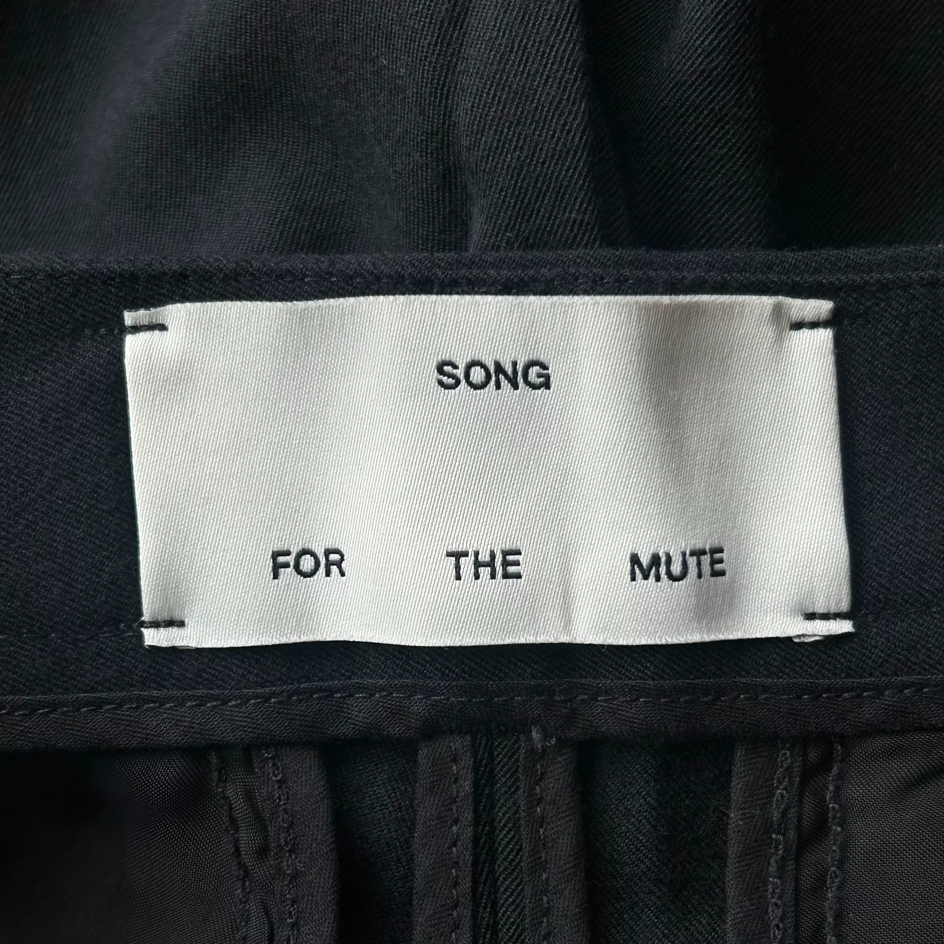 Song For The Mute 19ss Double-Button Trousers — label