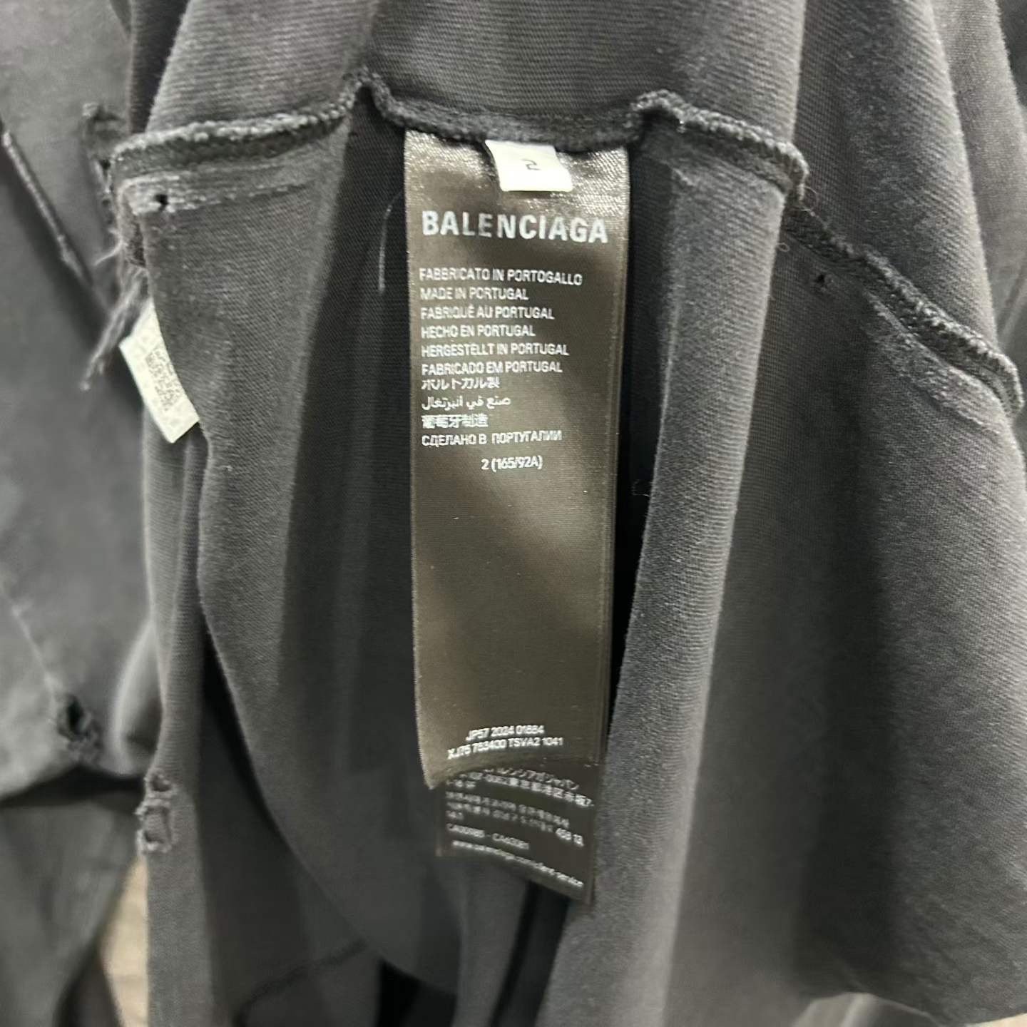 Balenciaga 25SS Distressed Logo Long-Sleeve Sweatshirt — label