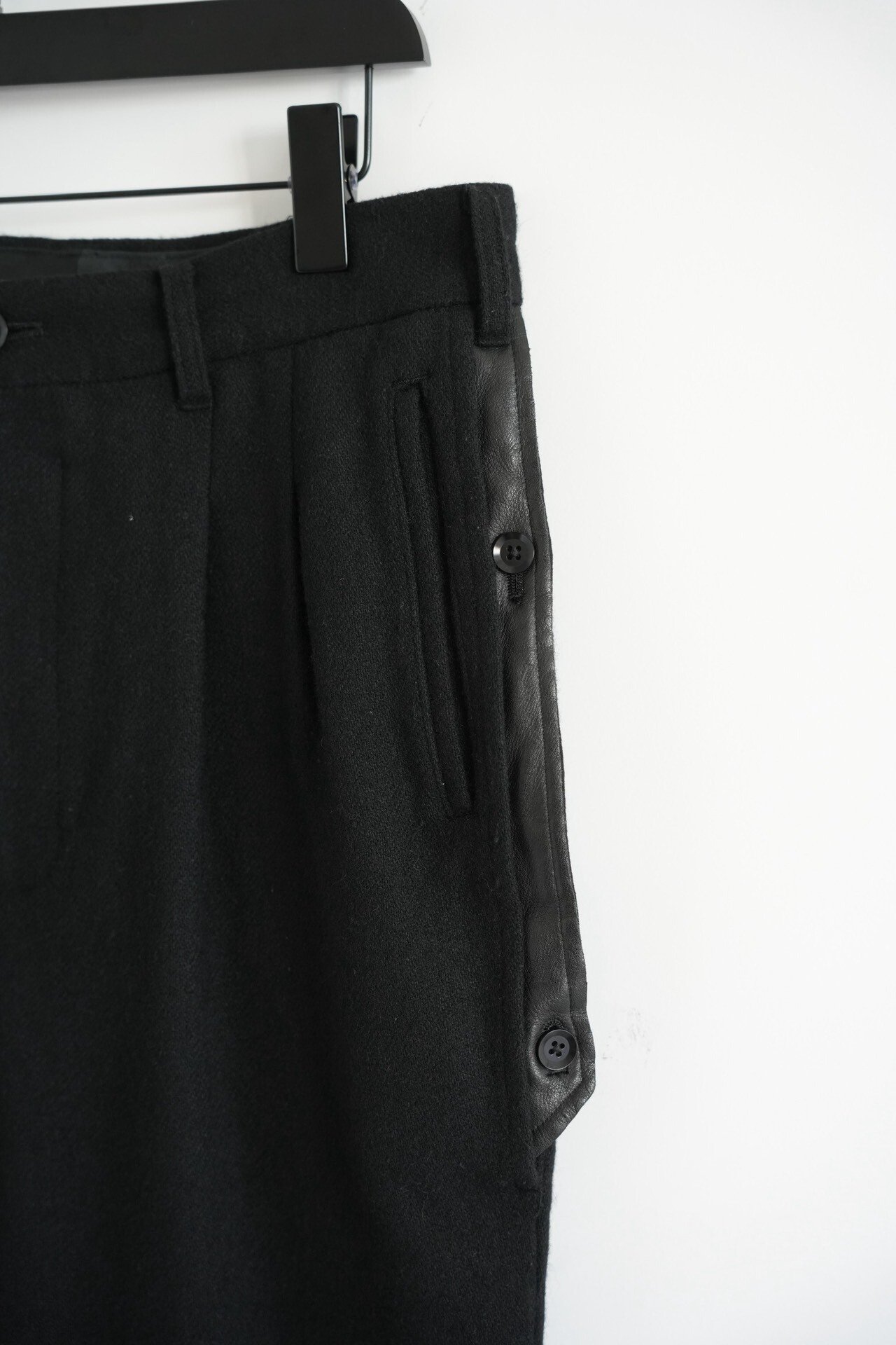 Yohji Yamamoto 14AW Cropped Leather Panel Pants — detail